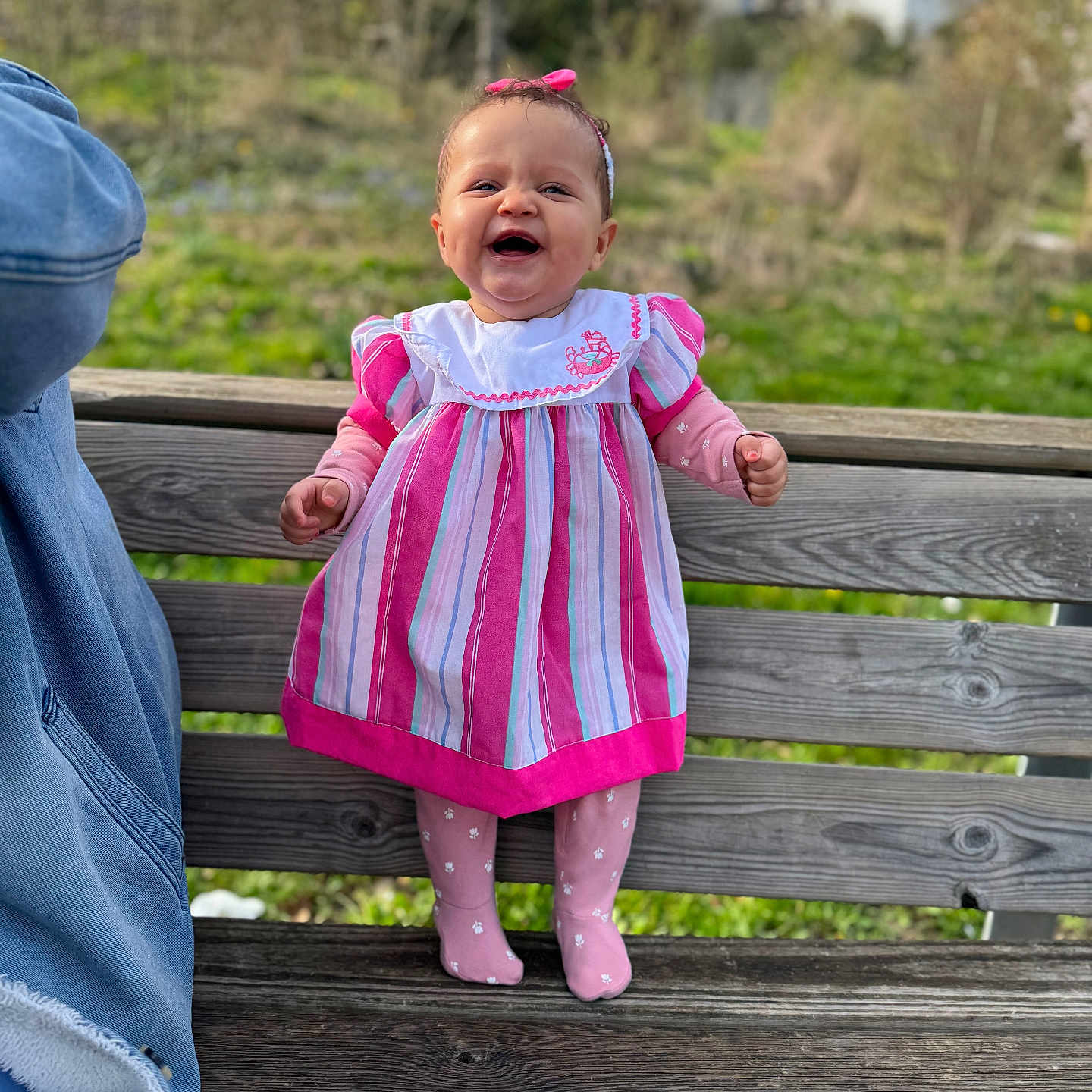Luna a rejoint le concours — aidez-le/la à gagner de superbes lots ! baby, bench, clothing, dress, face, footwear, furniture, grass, happy, hardwood, head, jeans, pants, person, photography, plant, portrait, shoe, sitting, wood