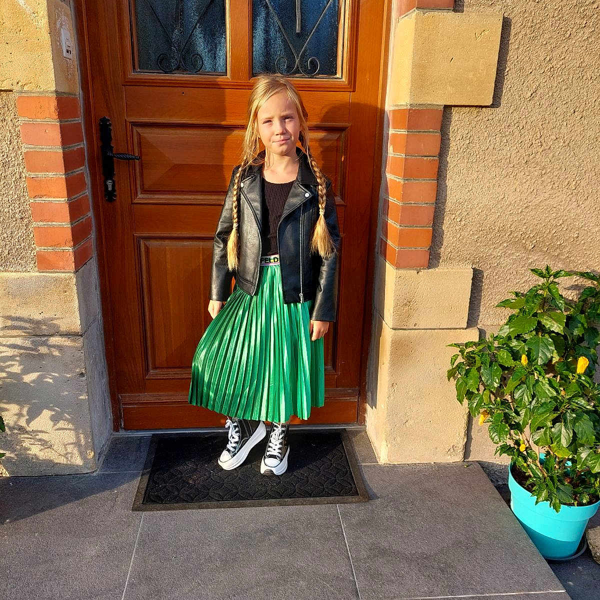 Eva a rejoint le concours — aidez-le/la à gagner de superbes lots ! costume, denim, door, dress, electric_blue, facade, flooring, flowerpot, fun, house, leisure, pattern, plant, sidewalk, stairs, summer, toddler, vintage_clothing, waist, wood