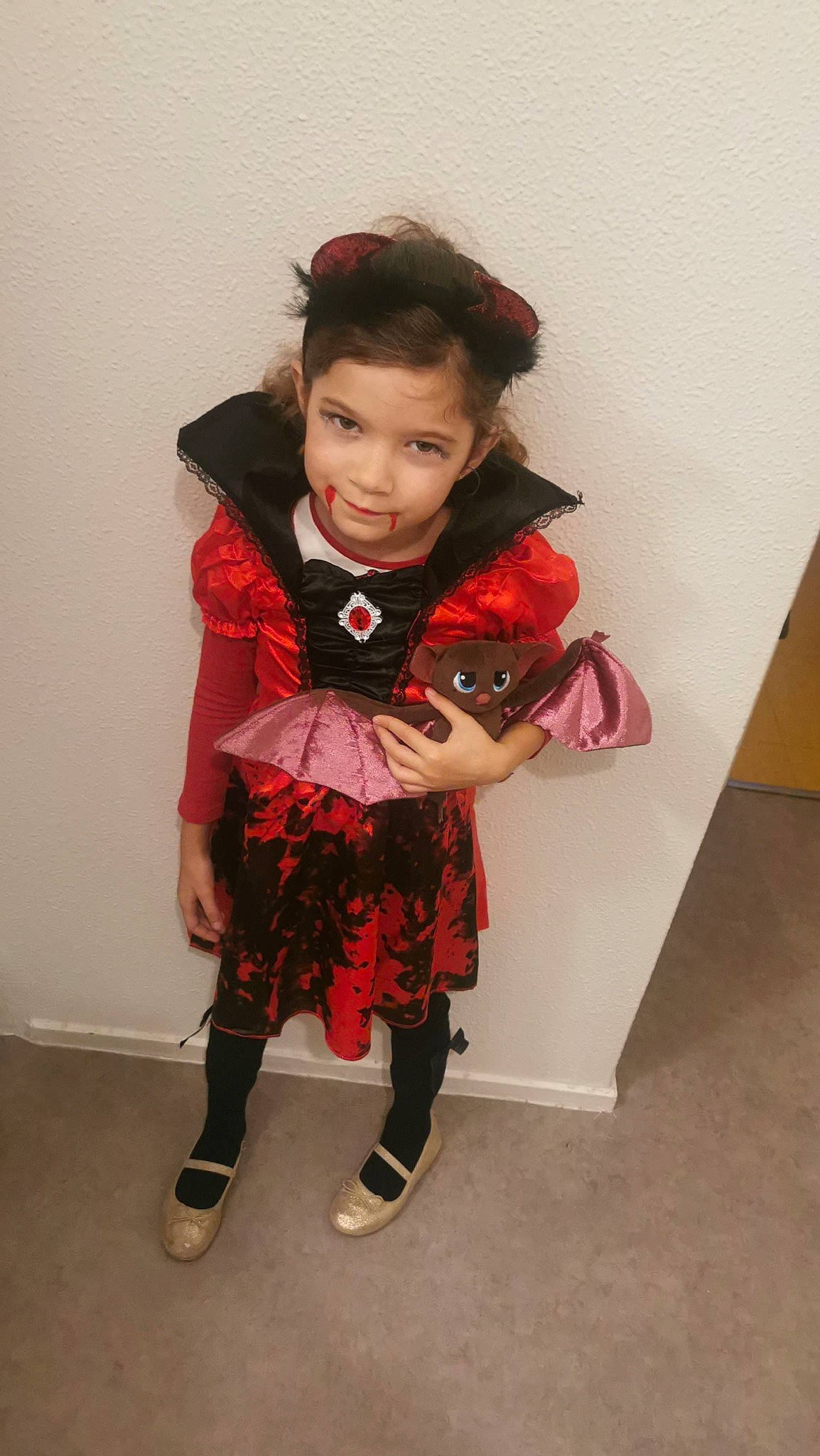 Léana a rejoint le concours — aidez-le/la à gagner de superbes lots ! baby, baby_toddler_clothing, bag, boot, carmine, costume, event, fashion_accessory, fashion_design, formal_wear, human_leg, knee, leggings, magenta, pattern, person, sandal, sitting, sleeve, sock