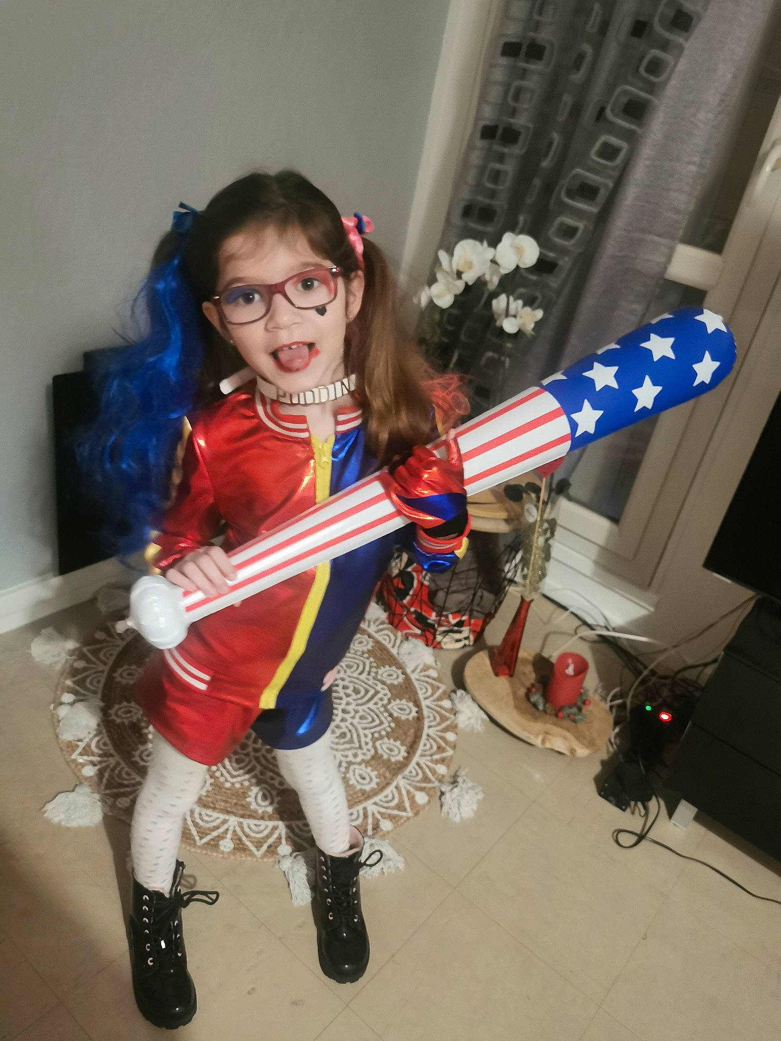 Léana a rejoint le concours — aidez-le/la à gagner de superbes lots ! boot, carmine, child, cosplay, costume, curtain, electric_blue, event, eyewear, fashion_design, fictional_character, flooring, fun, human_leg, knee, pattern, person, room, sitting, thigh