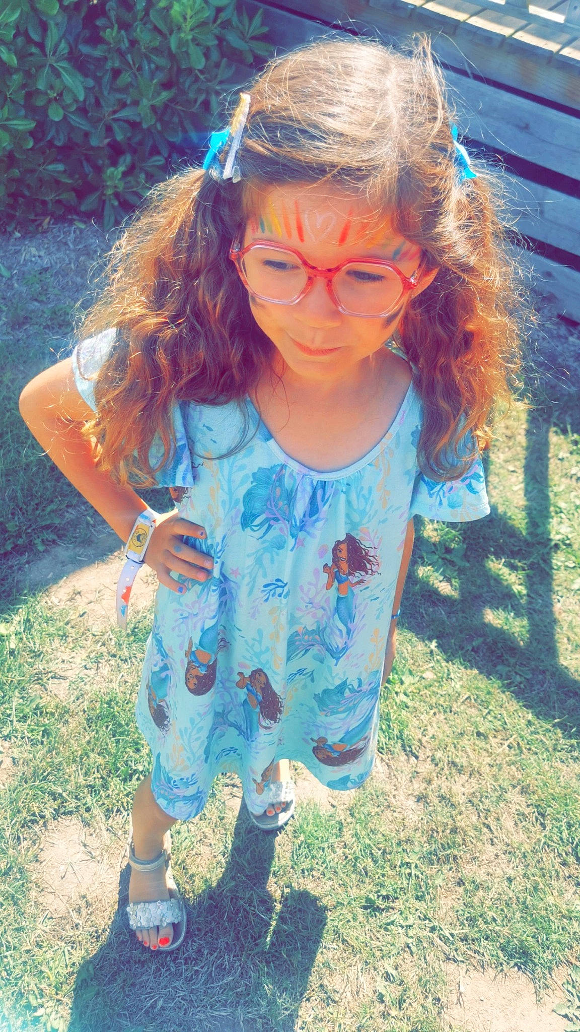 Léana participe au concours pour gagner de l'argent avec cette photo : blond, brown_hair, child, cool, electric_blue, eyewear, fun, glasses, grass, hairstyle, happy, head, jewellery, leisure, long_hair, person, sleeve, standing, summer, toddler