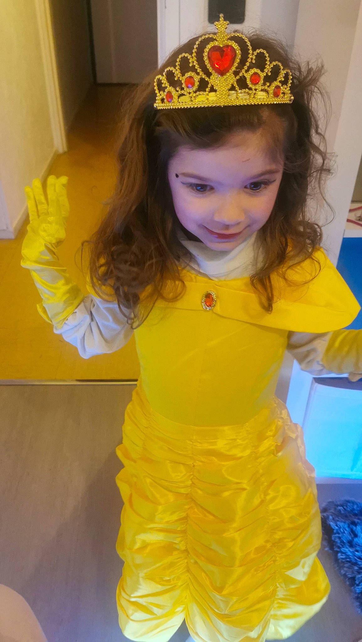 Léana a rejoint le concours — aidez-le/la à gagner de superbes lots ! baby_toddler_clothing, blond, child, costume_hat, electric_blue, event, facial_expression, fashion, fashion_accessory, fashion_design, fun, hairstyle, happy, headgear, headpiece, joy, person, personal_protective_equipment, sleeve, smile