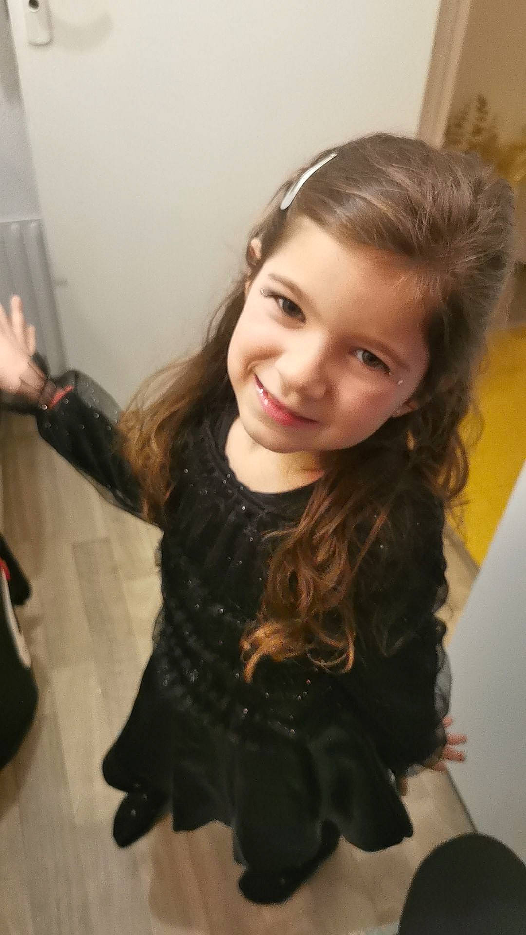 Léana participe au concours pour gagner de l'argent avec cette photo : black_hair, blond, brown_hair, cheek, eyebrow, eyelash, flash_photography, fun, gesture, hair, happy, iris, jaw, joy, layered_hair, lip, long_hair, person, skin, sleeve