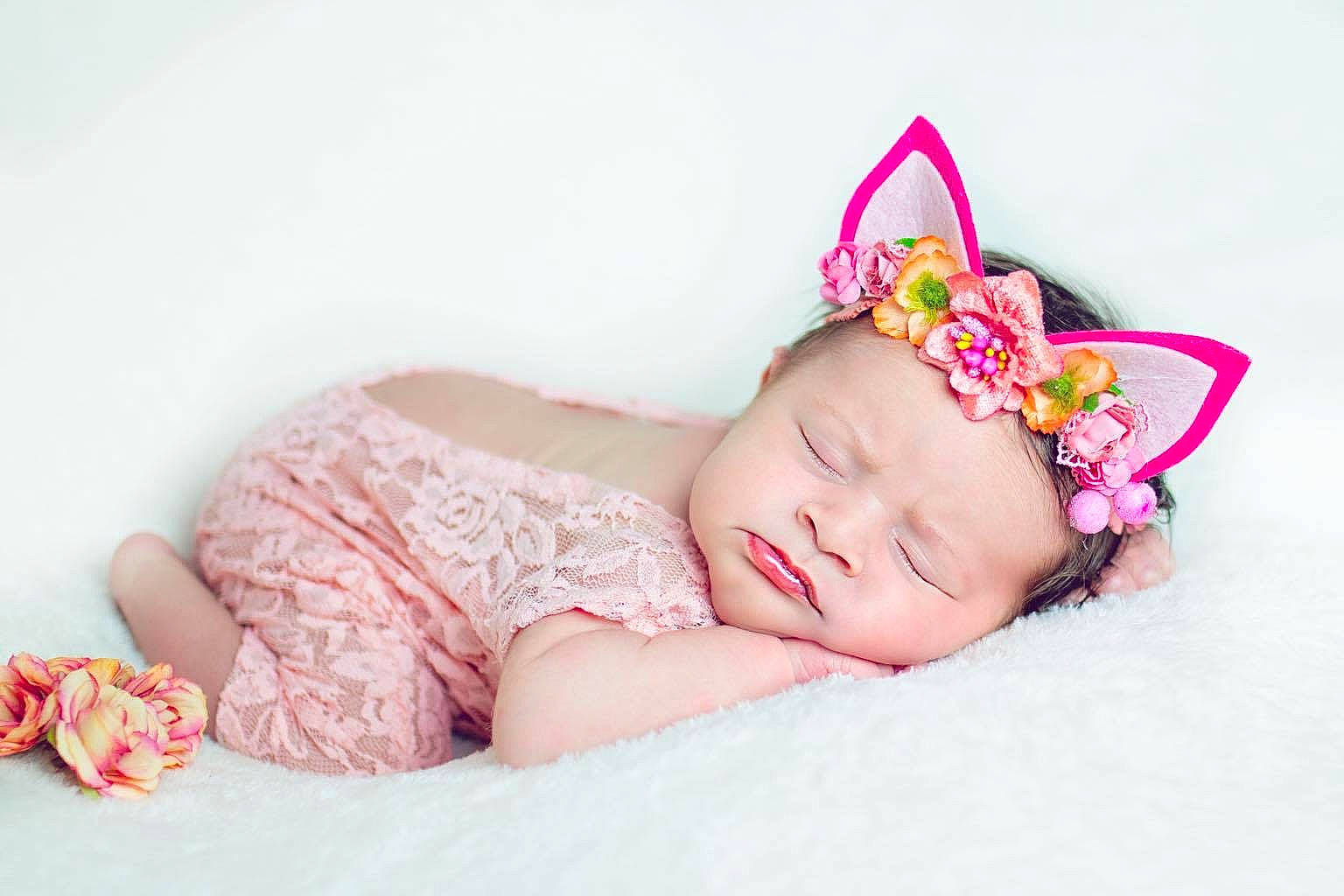 Anna Liya a rejoint le concours — aidez-le/la à gagner de superbes lots ! baby, baby_sleeping, baby_toddler_clothing, child, costume_accessory, crown, ear, fashion_accessory, hair_accessory, headband, headgear, headpiece, headwear, person, photograph, photography, pink, portrait_photography, sweetness, toddler