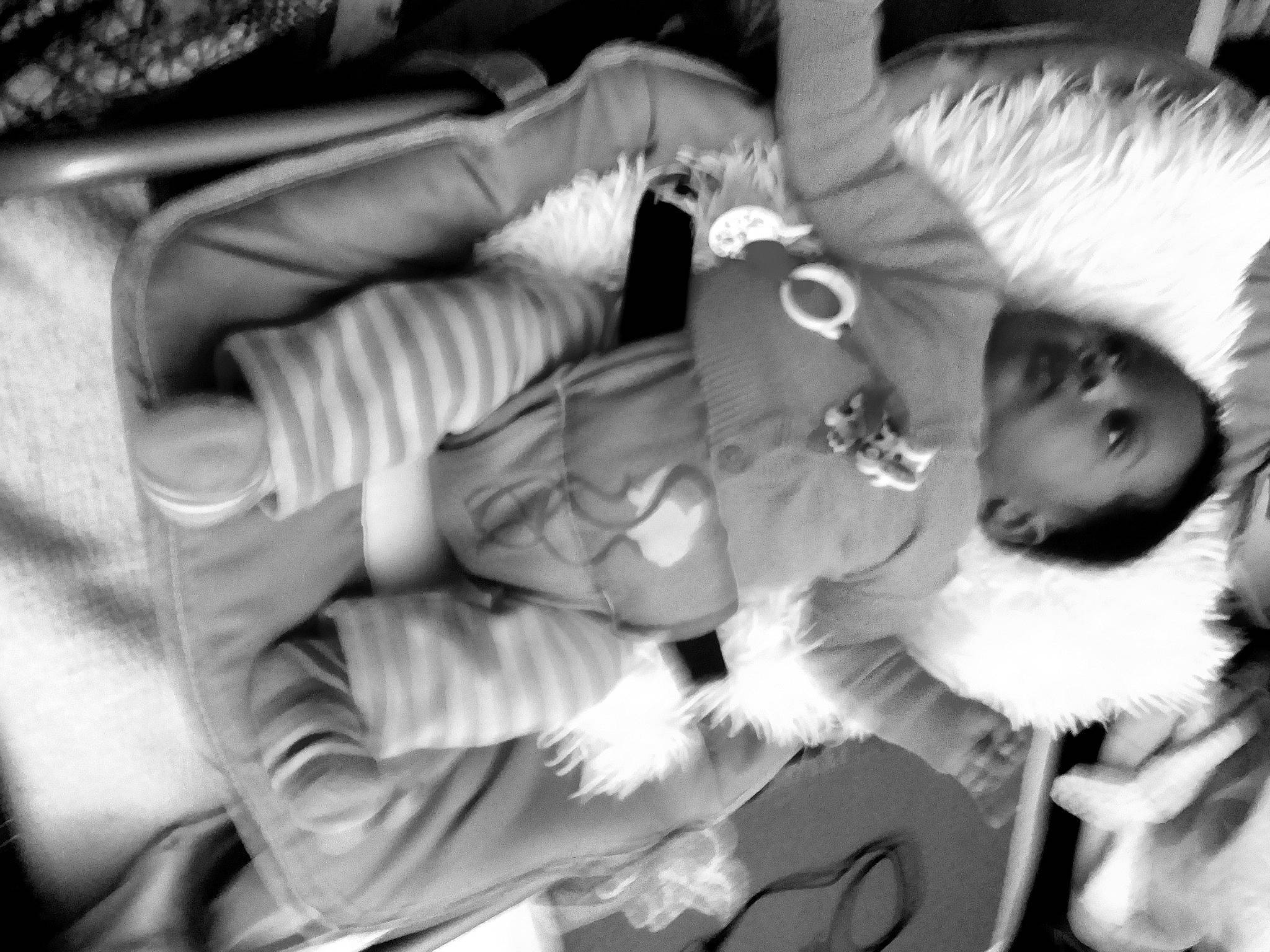 Amber a rejoint le concours — aidez-le/la à gagner de superbes lots ! baby, black, black_and_white, child, comfort, eye, fun, fur, gesture, happy, mammal, monochrome, monochrome_photography, organ, person, photograph, room, style, toddler, tree