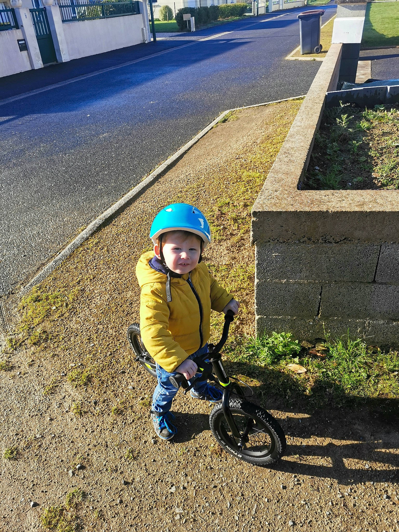 Tao participe au concours pour gagner de l'argent avec cette photo : asphalt, automotive_tire, bicycle, bicycle_frame, bicycle_helmet, bicycle_tire, bicycle_wheel, bicycles_equipment_and_supplies, grass, headgear, headwear, helmet, people_in_nature, person, plant, recreation, road_surface, rolling, sports_equipment, tire