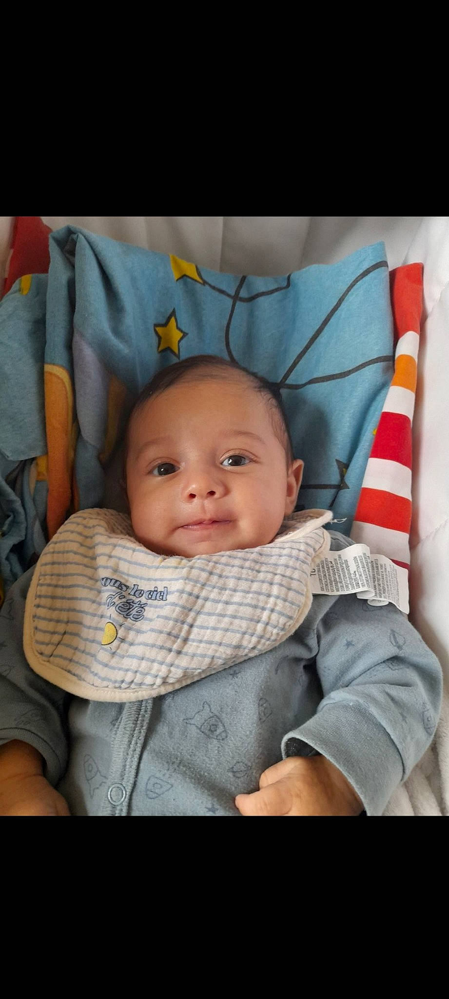 Fares a rejoint le concours — aidez-le/la à gagner de superbes lots ! auto_part, baby, baby_carriage, baby_in_car_seat, baby_products, baby_safety, baby_toddler_clothing, car_seat, cheek, child, comfort, happy, iris, lap, linens, pattern, person, sitting, sleeve, smile