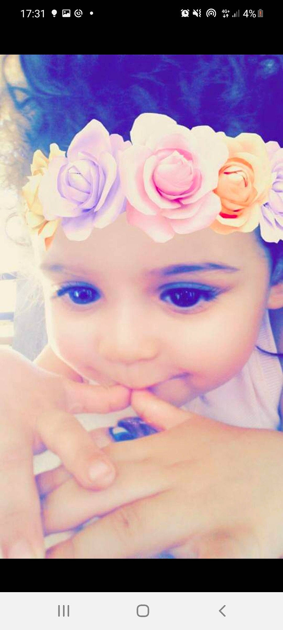 Linda a rejoint le concours — aidez-le/la à gagner de superbes lots ! aqua, azure, baby_toddler_clothing, cut_flowers, dress, electric_blue, eyelash, finger, flower, happy, headband, headpiece, headwear, magenta, nail, person, petal, pink, plant, purple