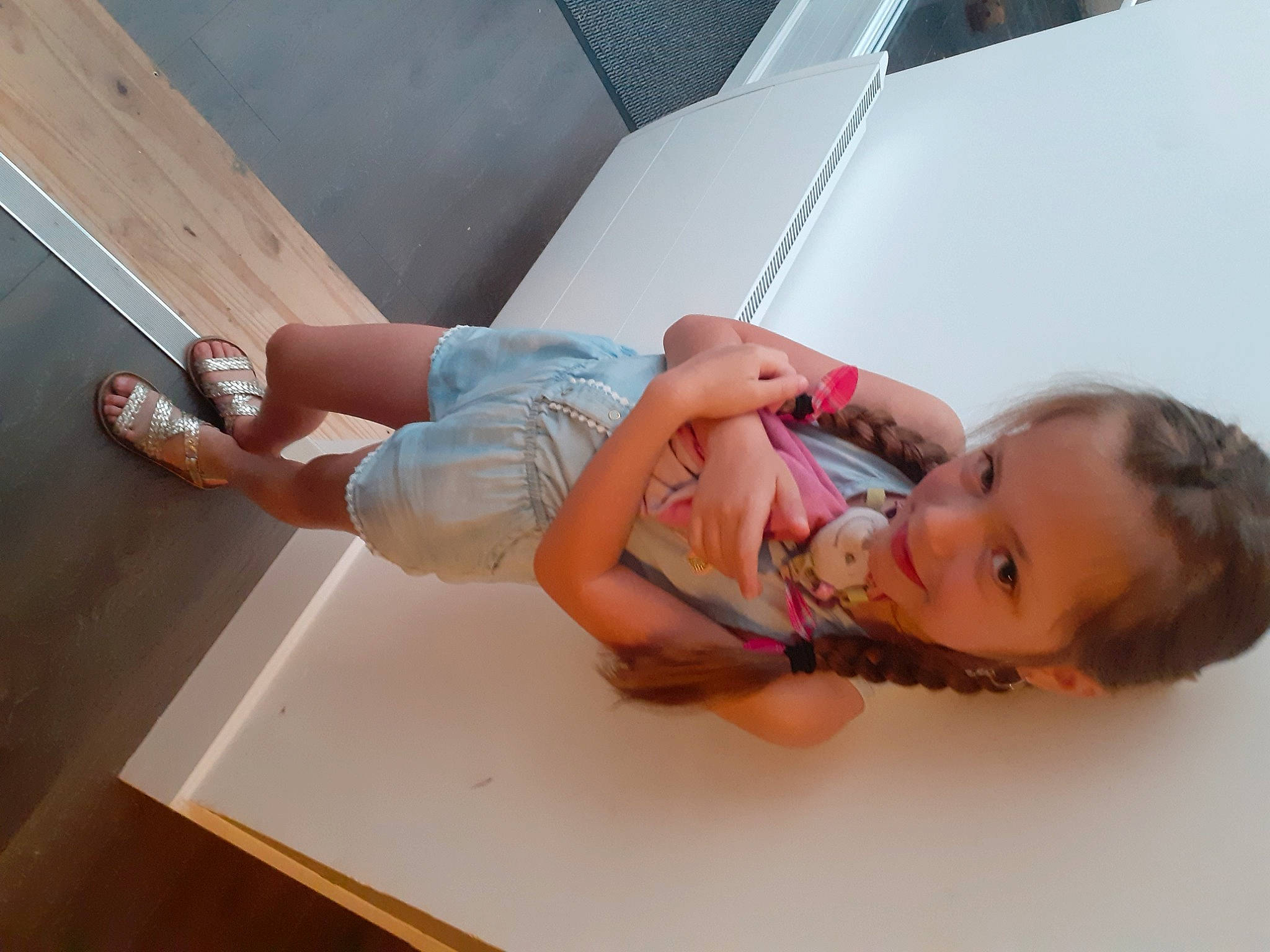 Zoé a rejoint le concours — aidez-le/la à gagner de superbes lots ! abdomen, baby, baby_toddler_clothing, child, comfort, elbow, finger, flooring, foot, fun, human_leg, joint, joy, knee, person, room, skin, smile, thigh, toddler