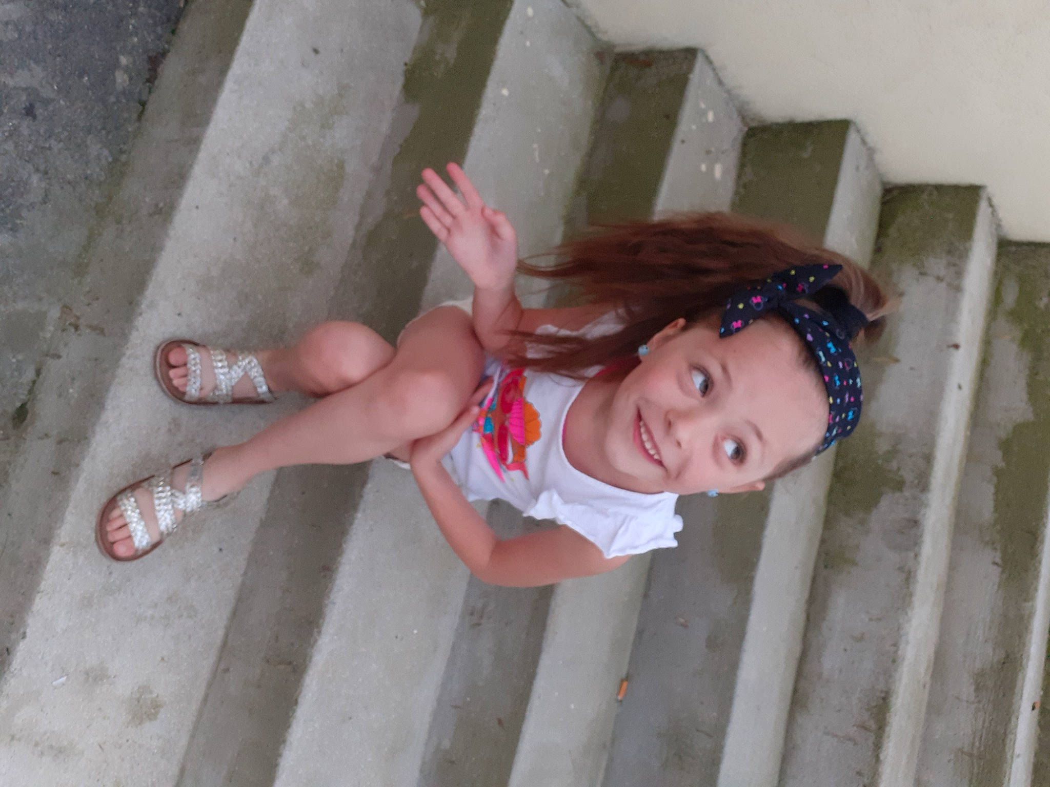 Zoé participe au concours pour gagner de l'argent avec cette photo : calf, elbow, flooring, foot, fun, hardwood, headwear, human_leg, joint, joy, knee, leg, pattern, person, pink, sandal, skin, sneakers, sock, thigh