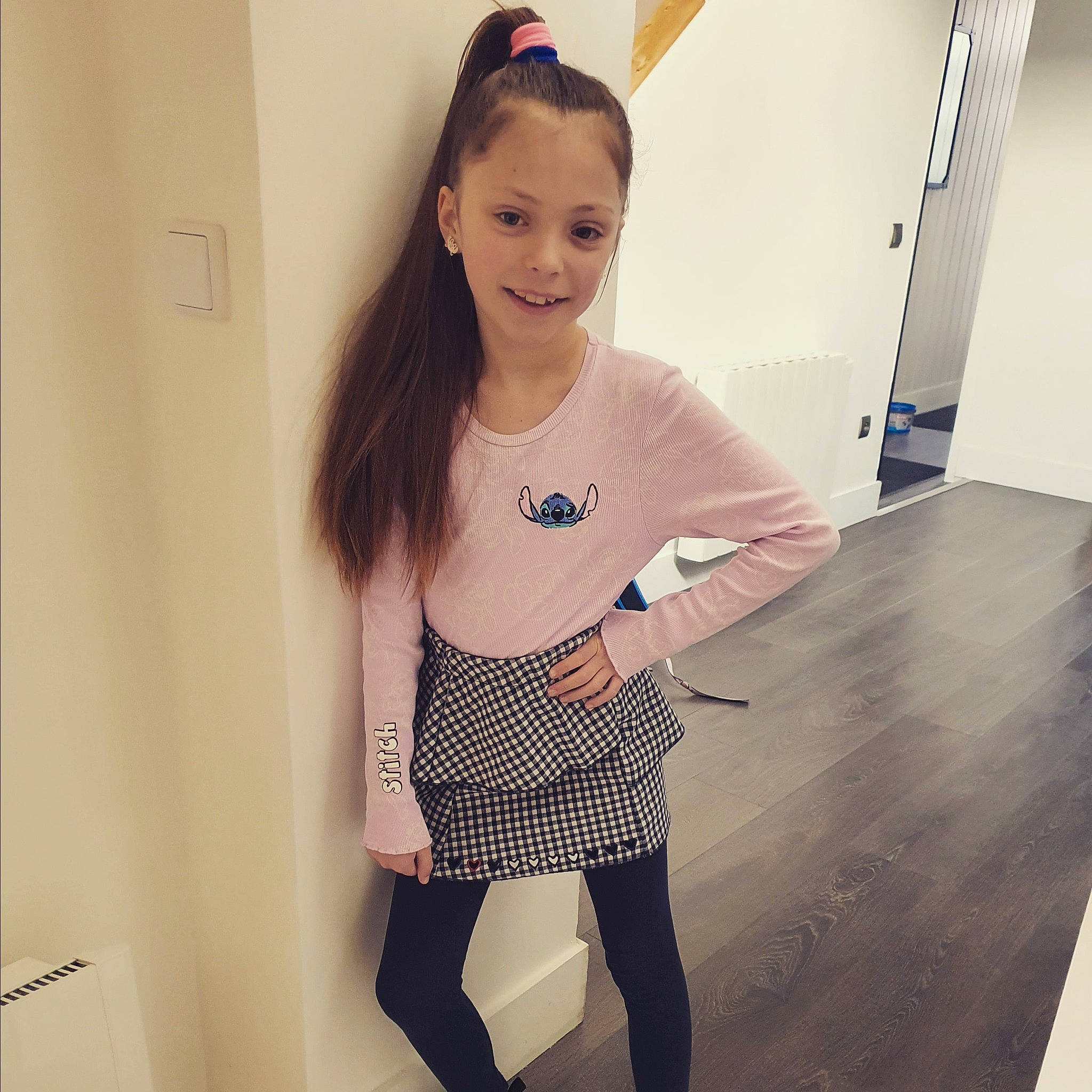 Zoé participe au concours pour gagner de l'argent avec cette photo : active_pants, arm, cool, face, fashion_design, hair, happy, human_body, joy, knee, neck, person, plaid, shoulder, sleeve, smile, sportswear, t_shirt, tartan, thigh