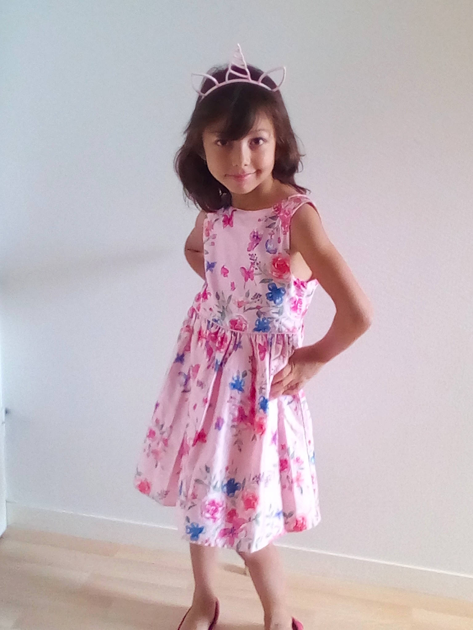 Elisa a rejoint le concours — aidez-le/la à gagner de superbes lots ! a_line, child, child_model, clothing, day_dress, dress, fashion_design, headwear, joy, neck, one_piece_garment, pattern, person, petal, pink, plant, sleeve, toddler, waist, white