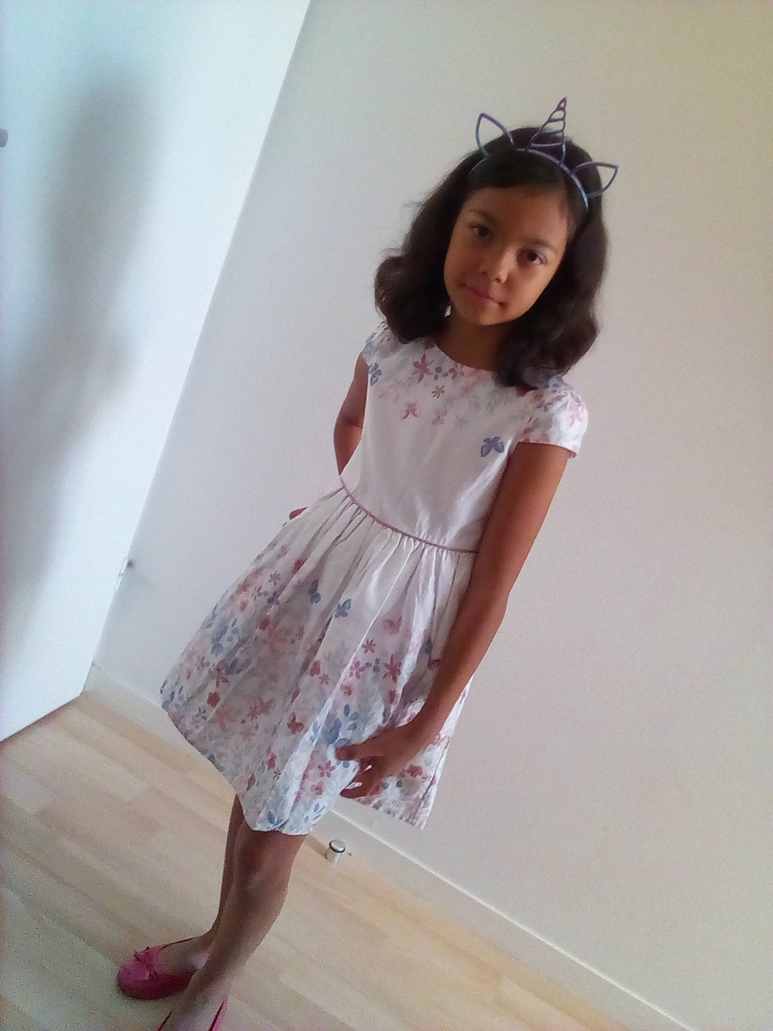 Violette participe au concours pour gagner de l'argent avec cette photo : beauty, child, child_model, clothing, dress, fashion_design, leg, long_hair, person, photography, pink, shoulder, skin, toddler, white