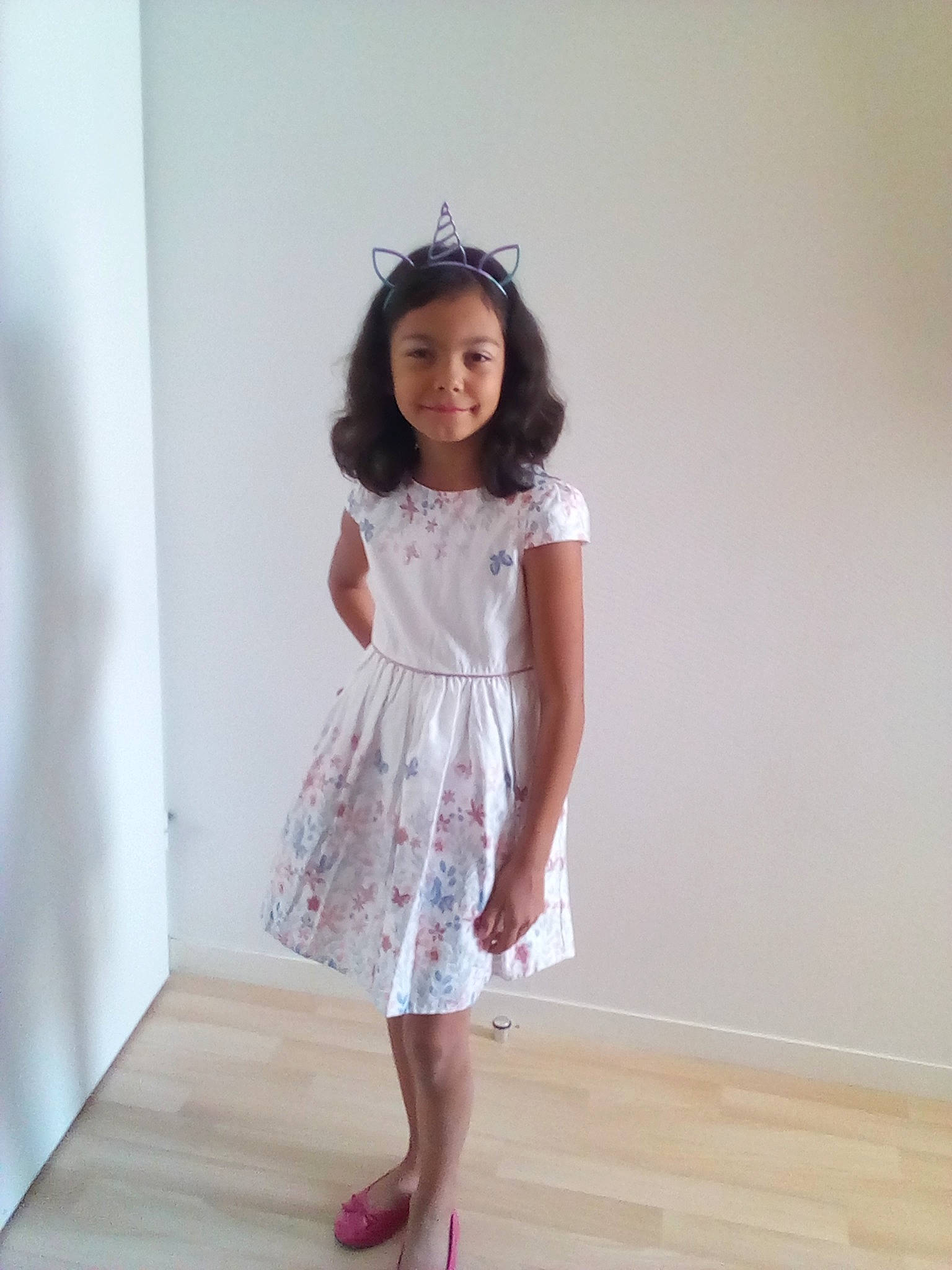 Violette a rejoint le concours — aidez-le/la à gagner de superbes lots ! child, child_model, clothing, dress, footwear, joy, one_piece_garment, pattern, person, pink, shoe, shoulder, sleeve, toddler, white