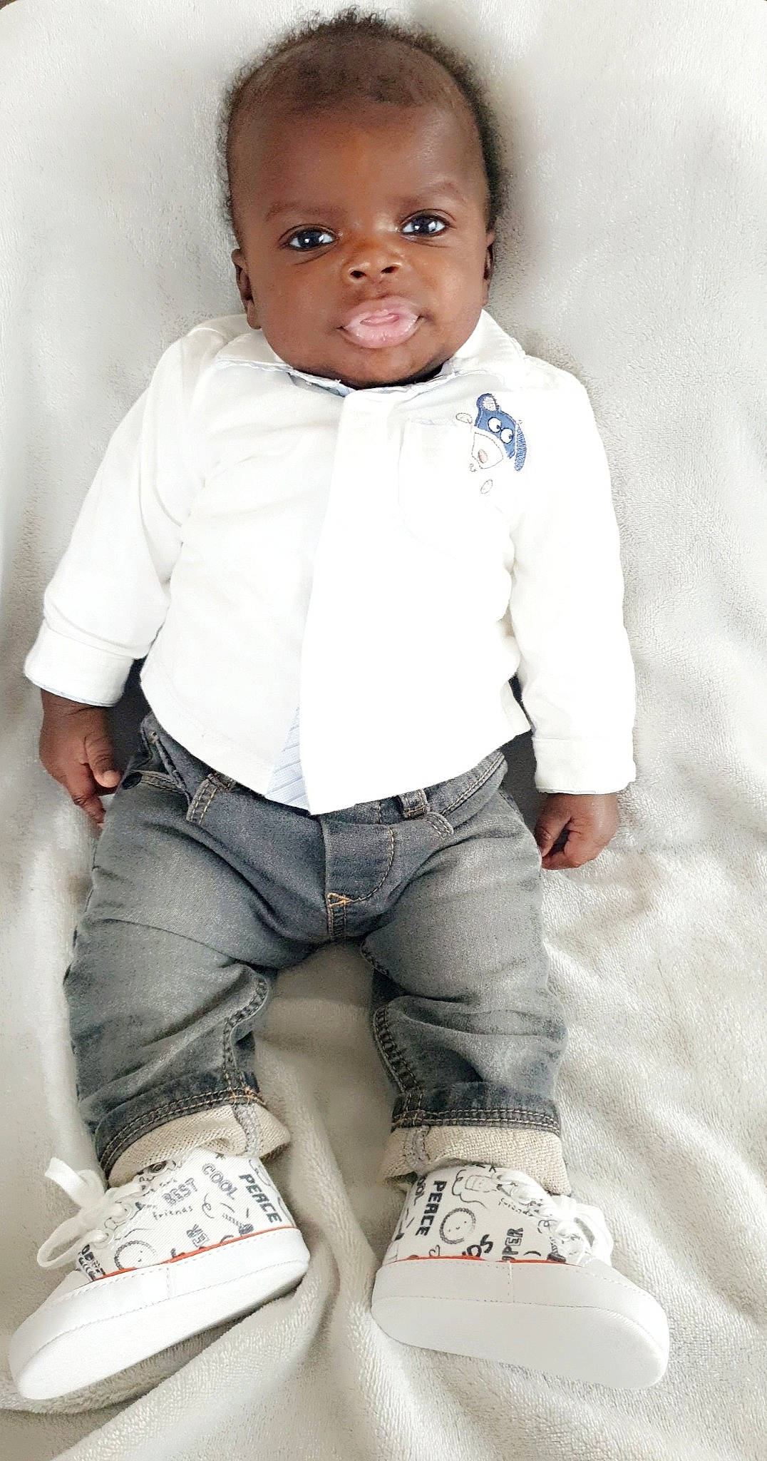 Tayron a rejoint le concours — aidez-le/la à gagner de superbes lots ! black, clothing, collar, dress_shirt, eye, face, fashion, gesture, grey, head, human_body, joint, leg, lip, outerwear, person, skin, sleeve, style, textile