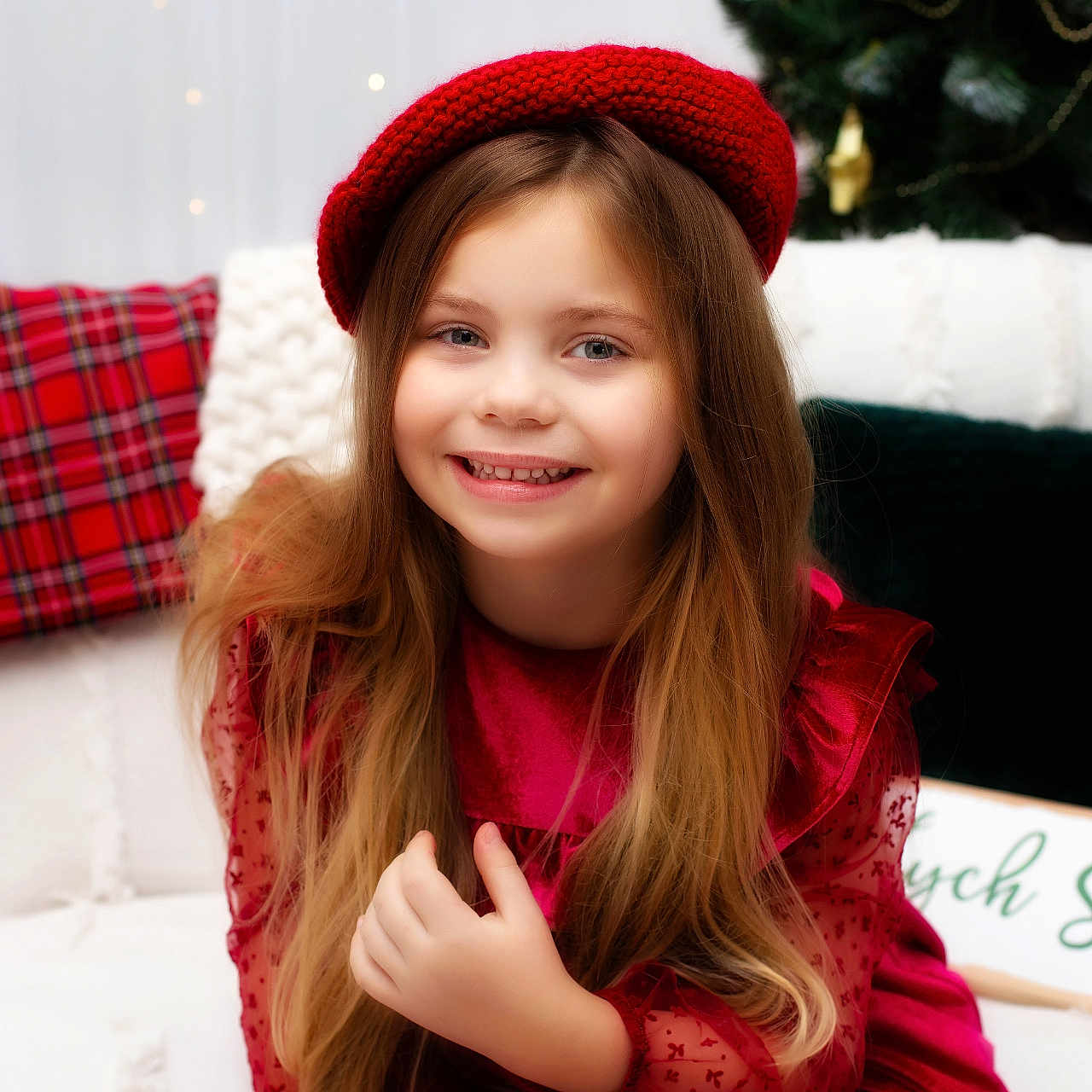 Marcelina a rejoint le concours — aidez-le/la à gagner de superbes lots ! bodypart, cap, child, clothing, couch, face, female, finger, fir, furniture, girl, hand, happy, hat, head, person, photography, plant, portrait, smile