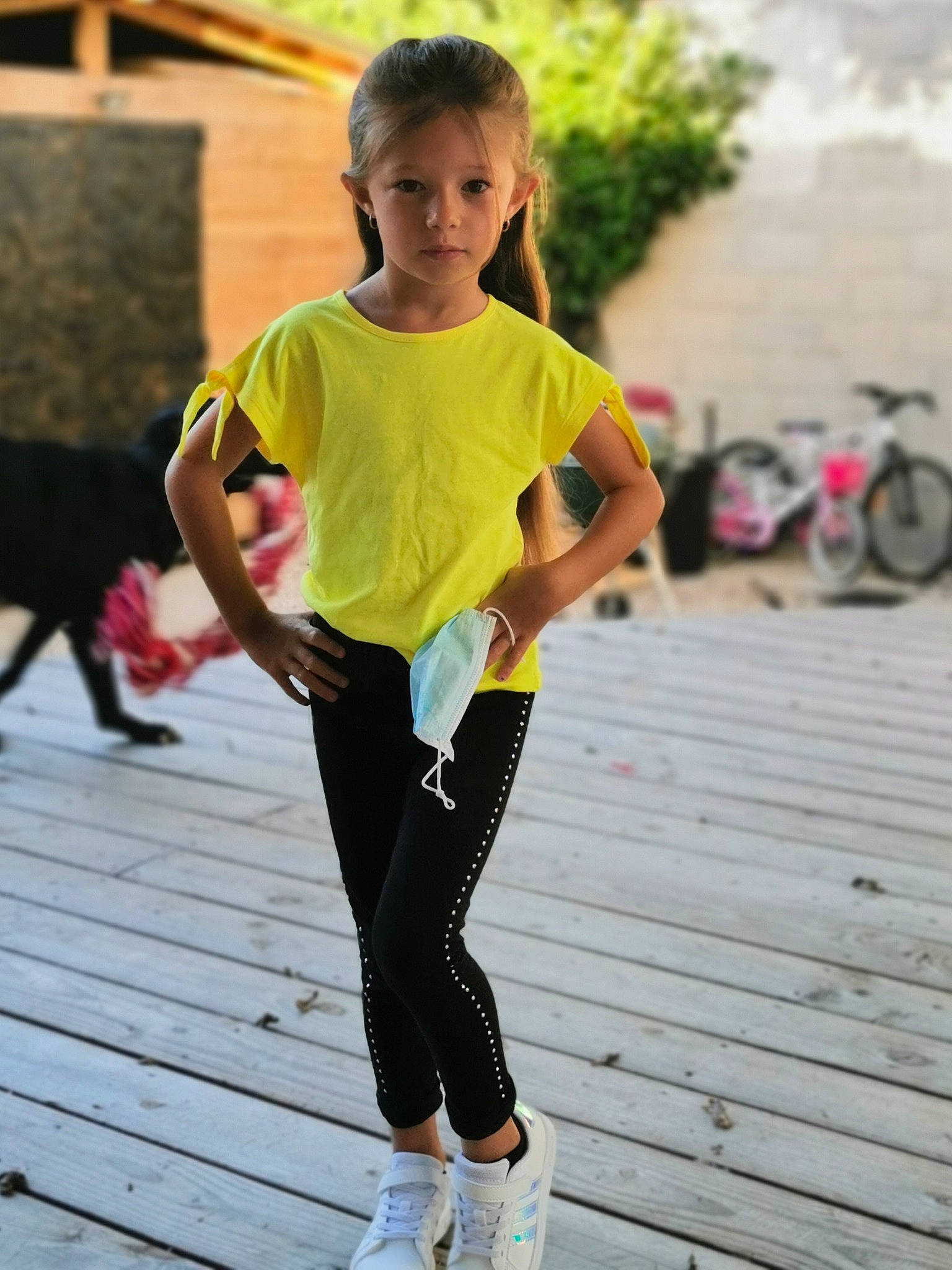 Julia a rejoint le concours — aidez-le/la à gagner de superbes lots ! active_pants, denim, face, fashion_design, happy, leggings, leisure, person, recreation, running, shoe, sleeve, sportswear, street_fashion, sweatpant, t_shirt, thigh, toddler, waist, yellow