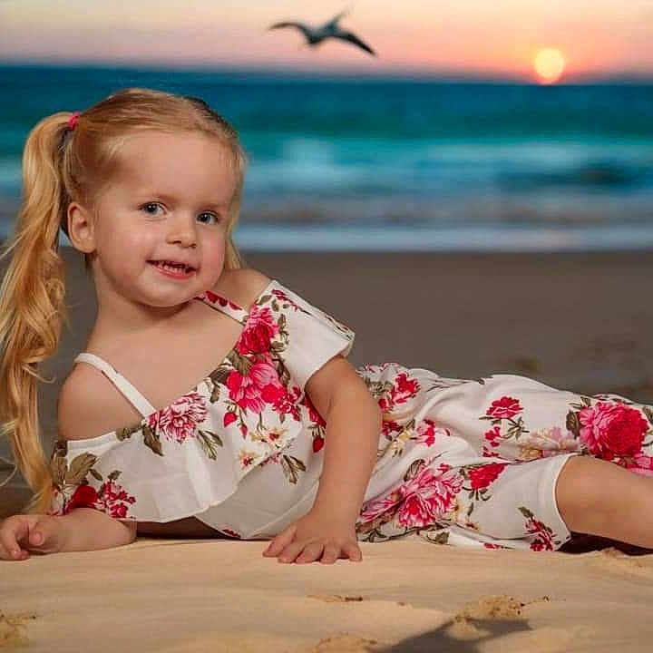 Emma participe au concours pour gagner de l'argent avec cette photo : animal, beach, beachwear, child, clothing, coast, dress, face, female, girl, head, nature, outdoors, person, photography, portrait, sea, shoreline, sky, water