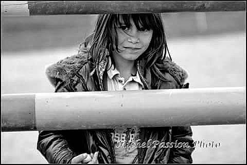 Lyn a rejoint le concours — aidez-le/la à gagner de superbes lots ! arm, black_and_white, black_hair, girl, headwear, monochrome, monochrome_photography, person, photo_shoot, photograph, photography, portrait_photography, sitting, smile, snapshot, style