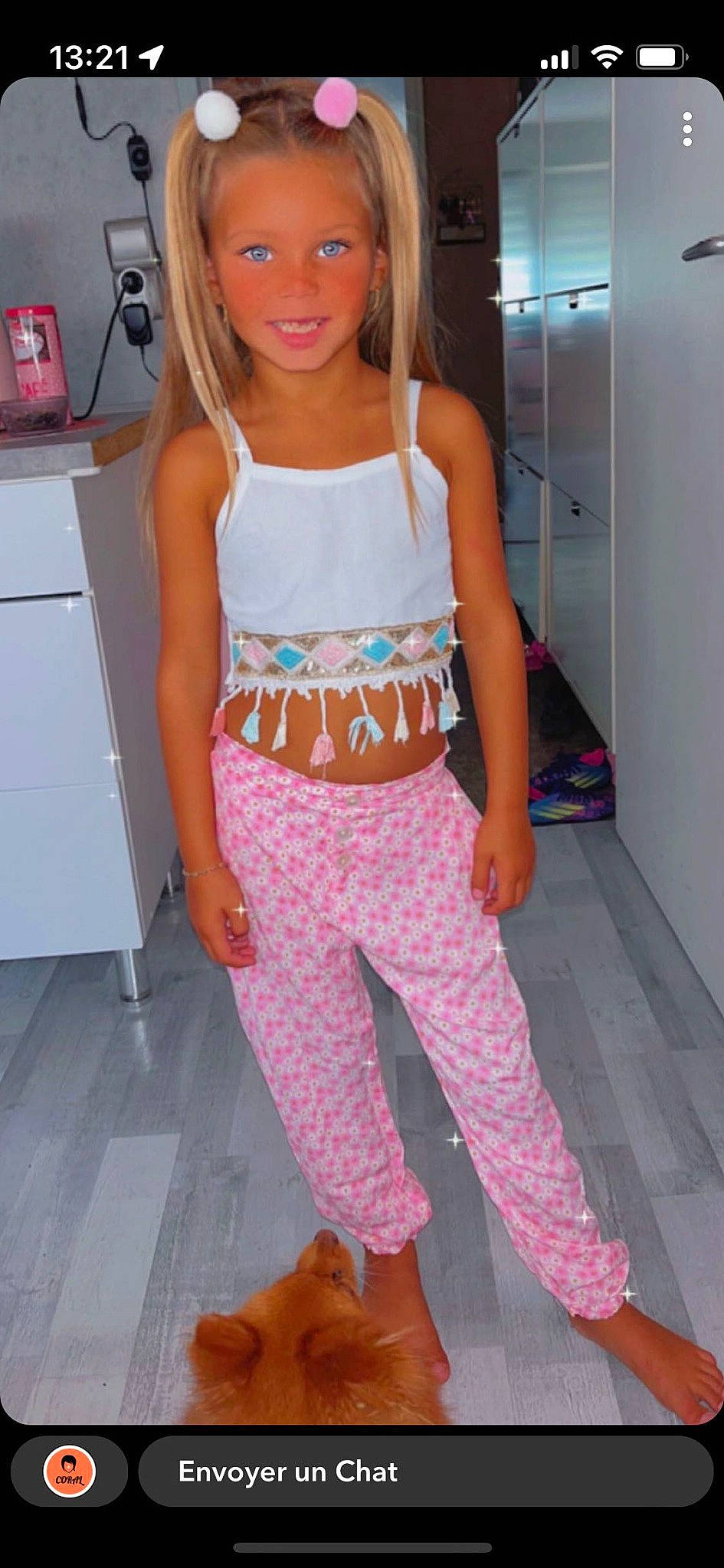 Lyne a rejoint le concours — aidez-le/la à gagner de superbes lots ! active_pants, chest, fashion, fashion_design, flooring, human_leg, joint, knee, long_hair, magenta, necklace, orange, person, pink, shoulder, sportswear, t_shirt, thigh, trunk, waist