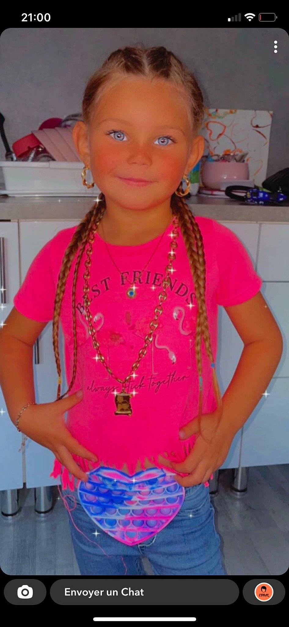 Lyne a rejoint le concours — aidez-le/la à gagner de superbes lots ! cheek, cool, eyelash, face, hair, hairstyle, head, jeans, joint, joy, lip, magenta, neck, organ, person, pink, shoulder, skin, sleeve, smile