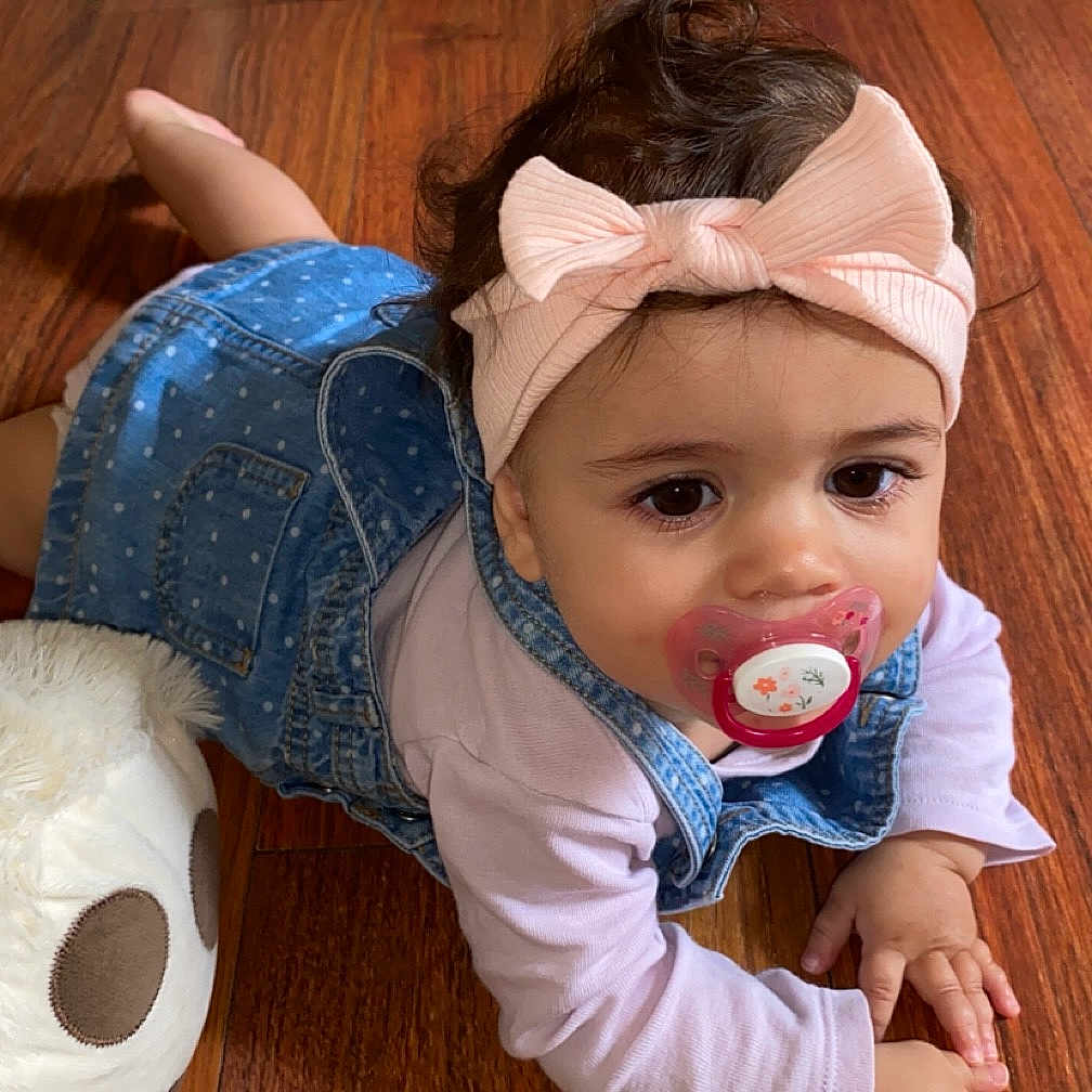 Katalya participe au concours pour gagner de l'argent avec cette photo : baby, bodypart, bonnet, clothing, face, finger, food, hand, happy, hardwood, hat, head, pants, person, photography, portrait, sitting, smile, sweets, wood