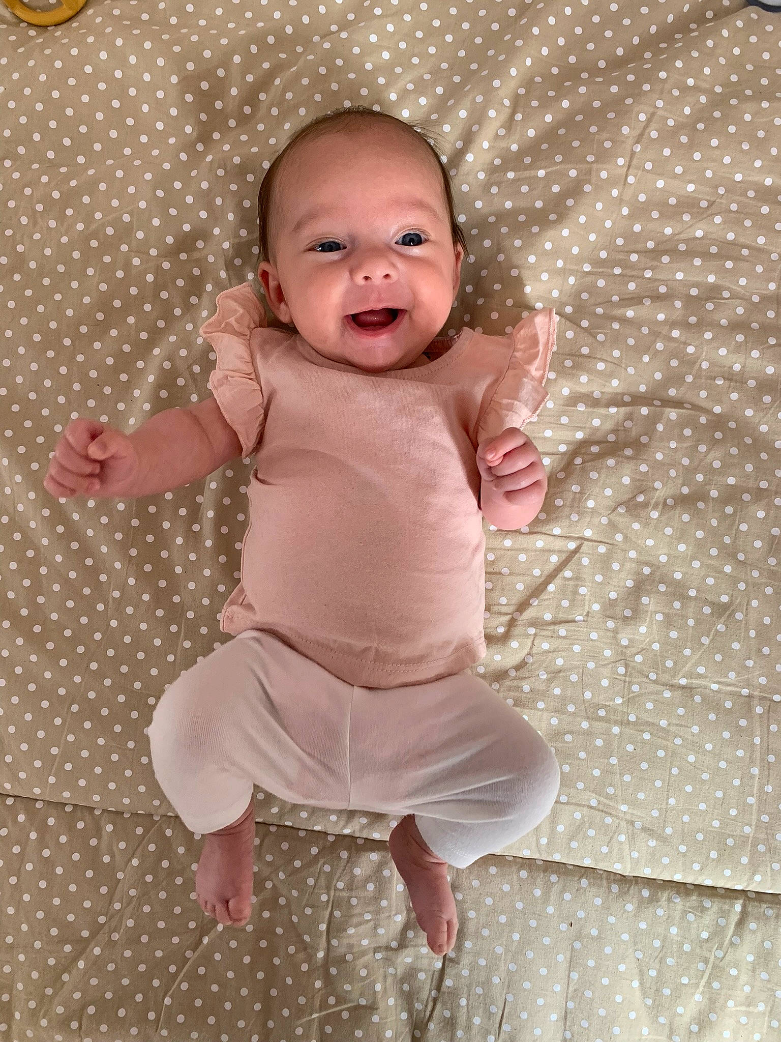 Emy participe au concours pour gagner de l'argent avec cette photo : baby, baby_toddler_clothing, cheek, child, eye, face, finger, hand, happy, iris, joint, lip, magenta, neck, person, pink, skin, sleeve, smile, t_shirt