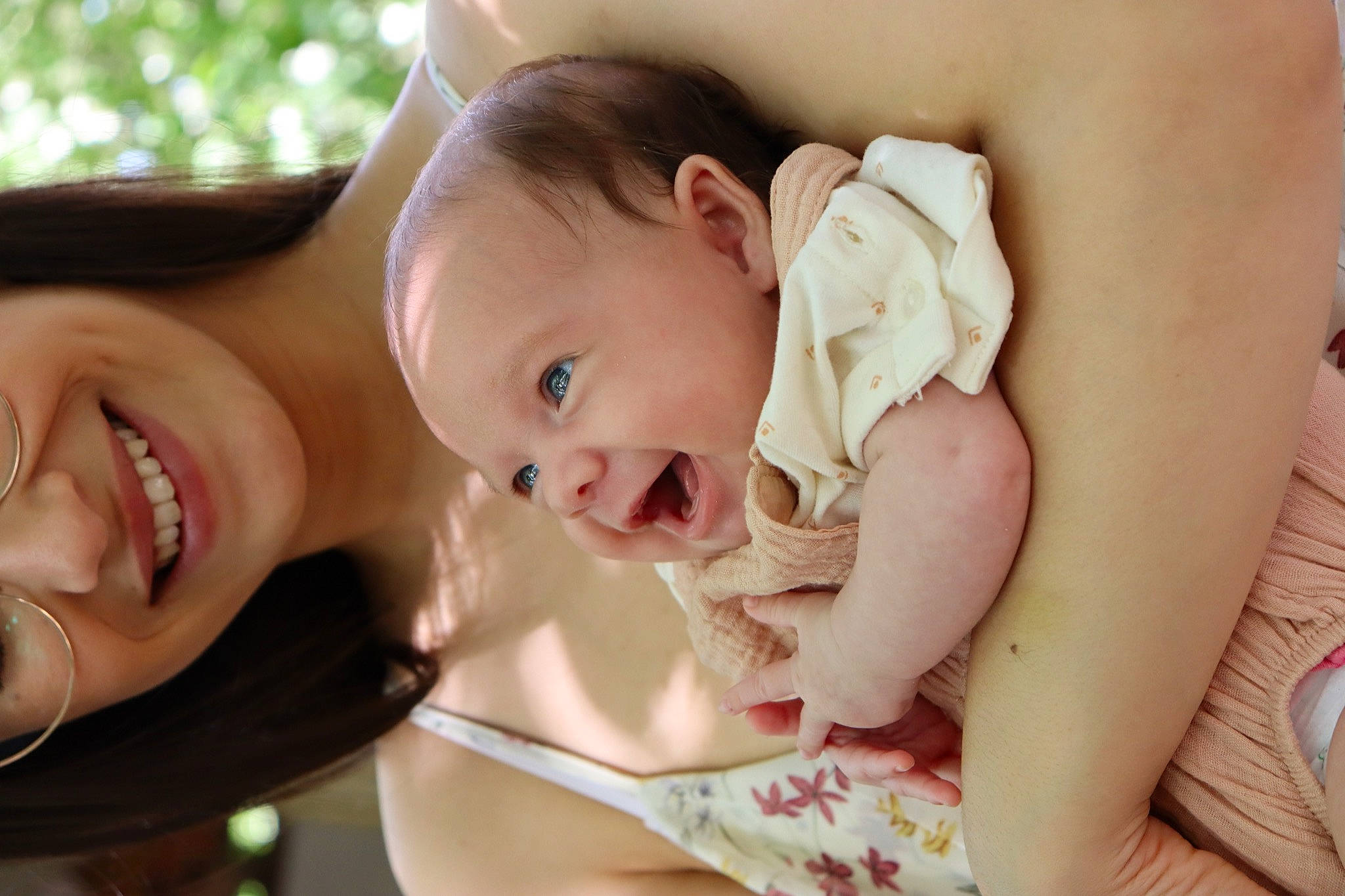 Emy participe au concours pour gagner de l'argent avec cette photo : arm, baby, baby_toddler_clothing, cheek, dress, facial_expression, finger, gesture, hairstyle, happy, interaction, iris, joy, lip, mammal, mouth, muscle, person, skin, smile