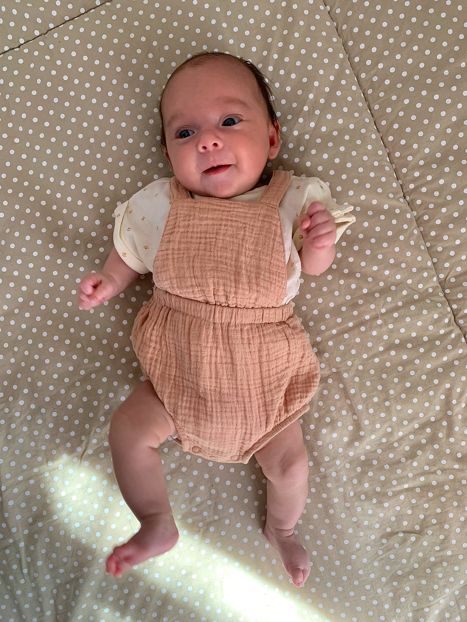 Emy participe au concours pour gagner de l'argent avec cette photo : arm, baby, baby_toddler_clothing, cheek, doll, eye, eyebrow, face, flooring, foot, head, human_body, iris, lip, pattern, person, pink, skin, sleeve, thumb