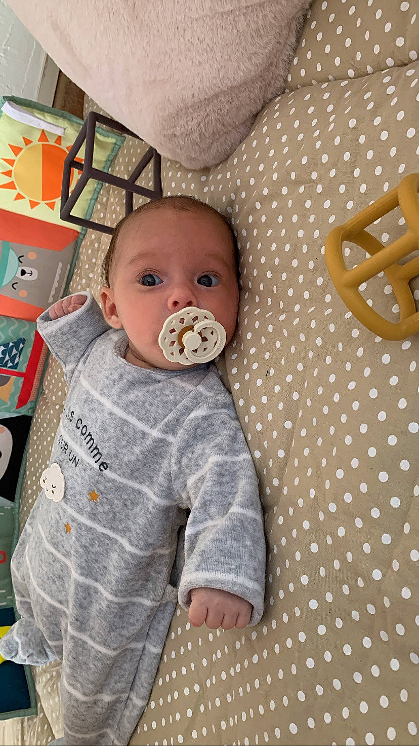 Emy participe au concours pour gagner de l'argent avec cette photo : baby, baby_products, baby_safety, baby_sleeping, baby_toddler_clothing, baby_toys, bedding, cheek, child, comfort, flooring, head, home_accessories, infant_bed, linens, pattern, person, room, sitting, sleeve