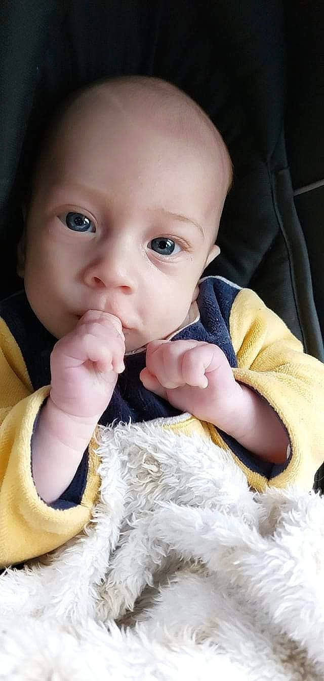 Lissandro participe au concours pour gagner de l'argent avec cette photo : arm, baby, baby_toddler_clothing, cheek, chin, comfort, eye, eyebrow, eyelash, finger, gesture, hairstyle, happy, iris, lip, mouth, nail, nose, person, skin