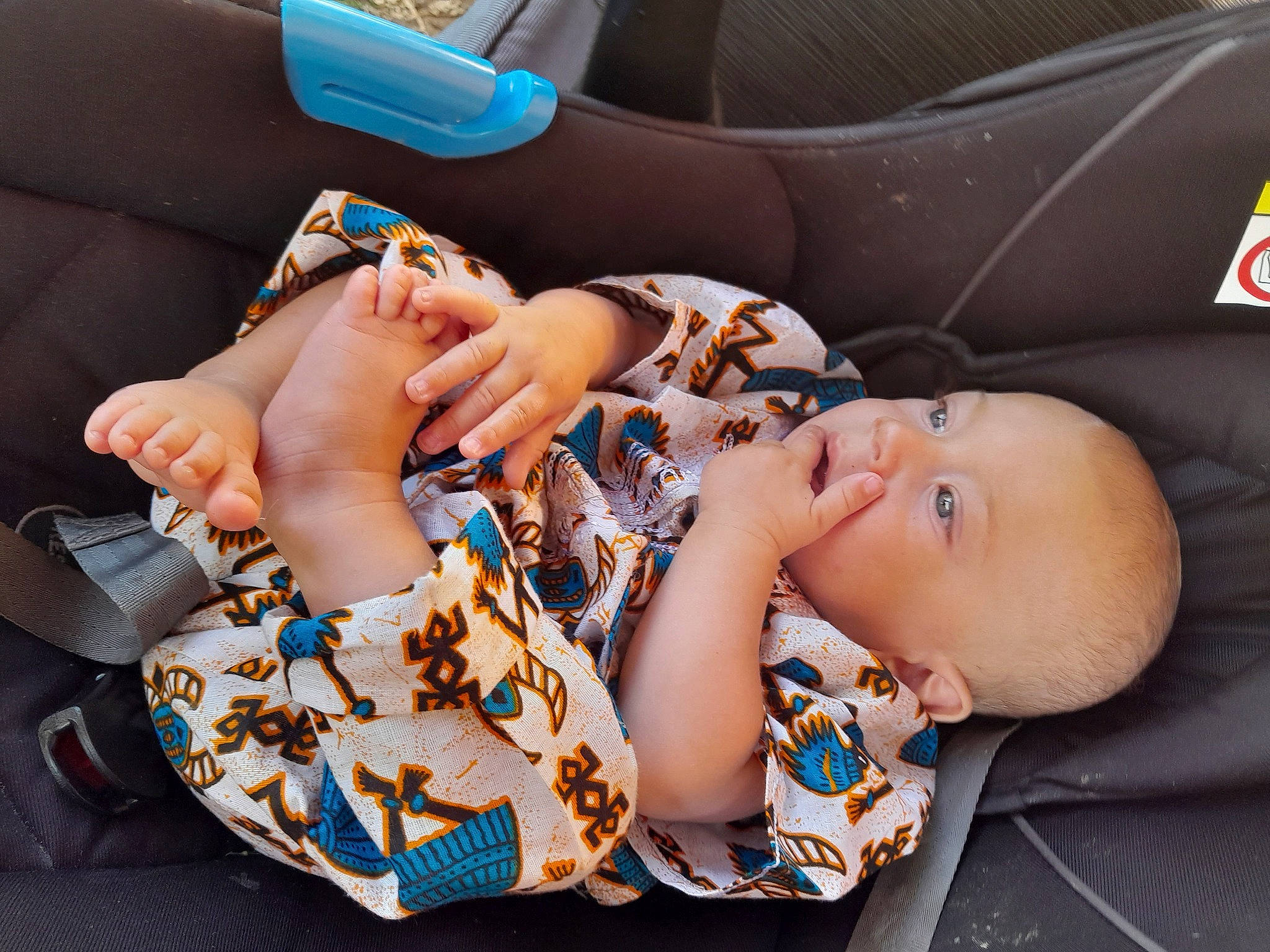 Lissandro a rejoint le concours — aidez-le/la à gagner de superbes lots ! baby, baby_toddler_clothing, bag, blue, car_seat, child, couch, electric_blue, eyewear, fashion_accessory, finger, hand, jewellery, luggage_and_bags, nail, neck, pattern, person, shoe, toddler