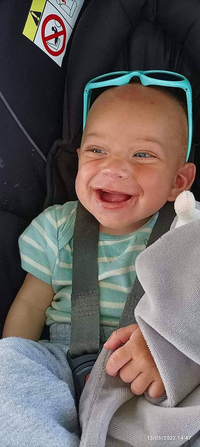 Lissandro participe au concours pour gagner de l'argent avec cette photo : baby, baby_laughing, baby_toddler_clothing, cheek, child, chin, comfort, eye, eyebrow, finger, gesture, happy, head, joy, mouth, nose, person, skin, smile, thumb