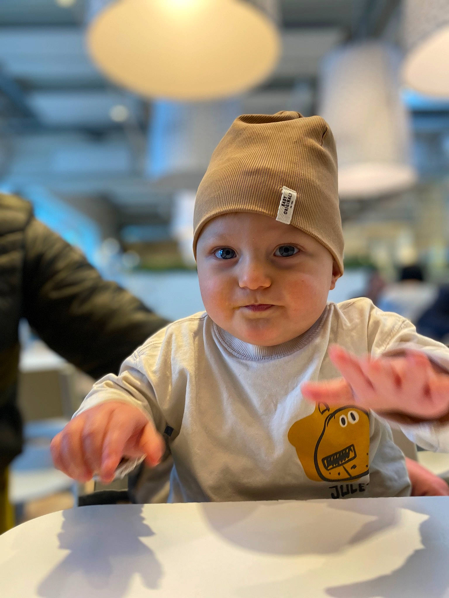 élio a rejoint le concours — aidez-le/la à gagner de superbes lots ! baby, cap, child, cooking, facial_expression, fun, happy, headwear, leisure, people, person, play, product, recreation, room, sitting, t_shirt, table, toddler, vacation
