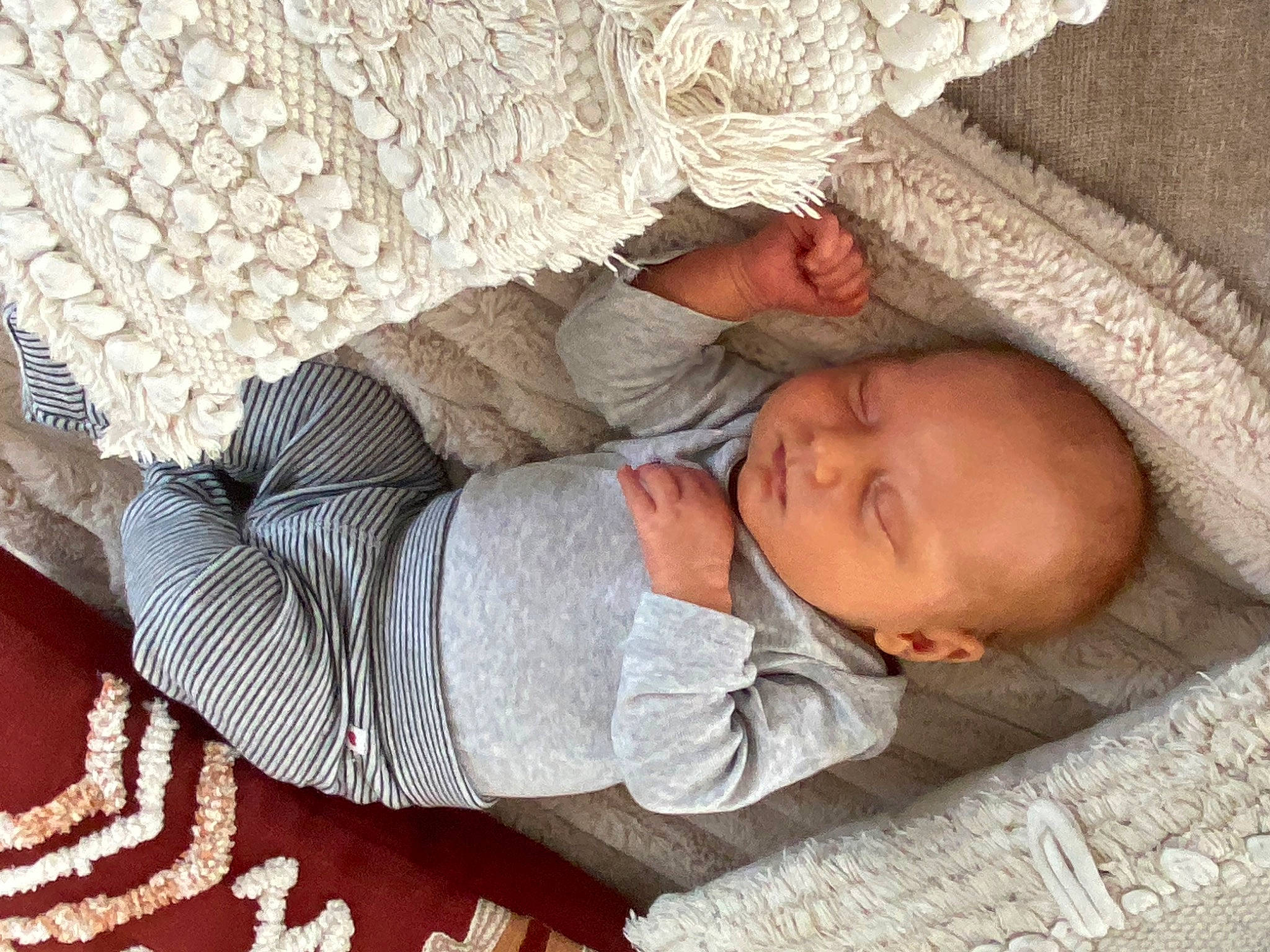 élio a rejoint le concours — aidez-le/la à gagner de superbes lots ! baby, baby_products, baby_sleeping, baby_toddler_clothing, bedding, bedtime, beige, child, comfort, flooring, linens, mammal, nap, pattern, person, room, skin, textile, toddler, wood