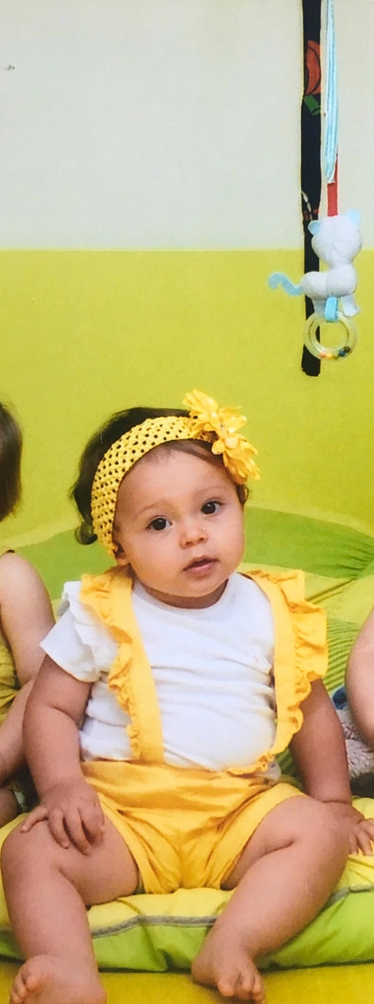 Monica participe au concours pour gagner de l'argent avec cette photo : baby, child, happy, headgear, person, smile, toddler, yellow