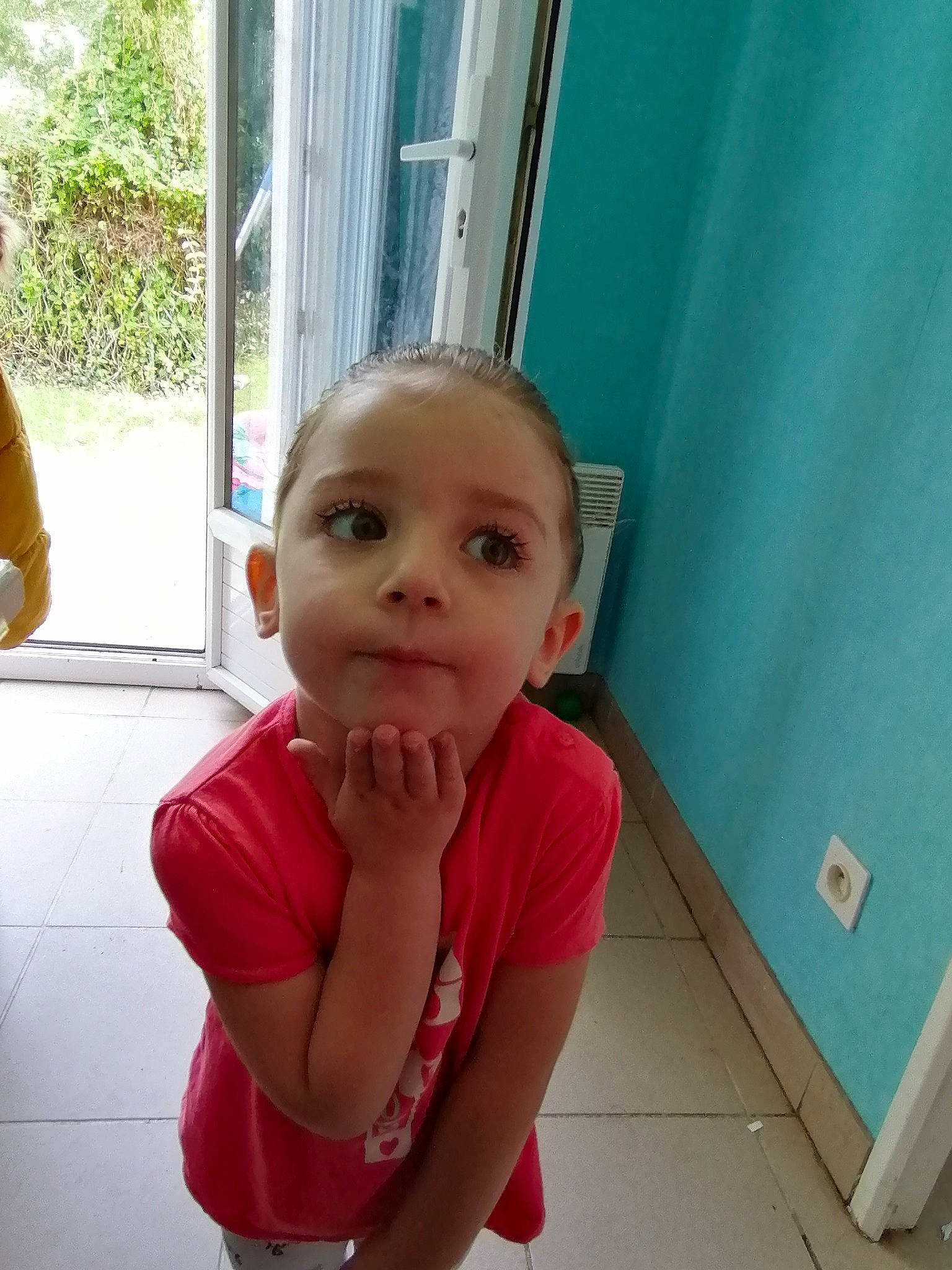 Sarah participe au concours pour gagner de l'argent avec cette photo : arm, baby, baby_toddler_clothing, chest, child, elbow, floor, flooring, fun, gesture, happy, leisure, nose, person, room, shoulder, skin, sleeve, thumb, toddler