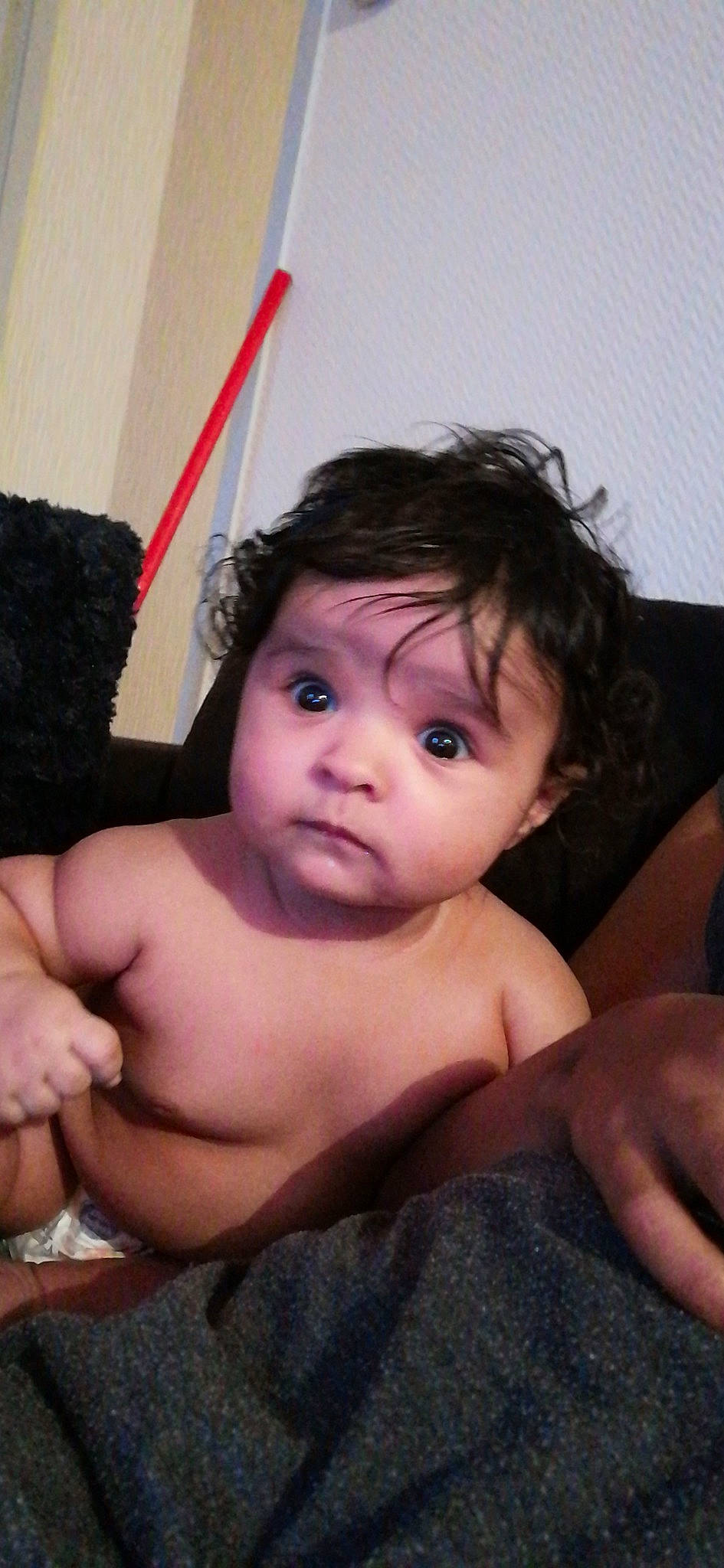Islem participe au concours pour gagner de l'argent avec cette photo : arm, baby, black_hair, cheek, chest, child, ear, eyebrow, face, finger, hand, lip, muscle, neck, nose, person, thumb, toddler