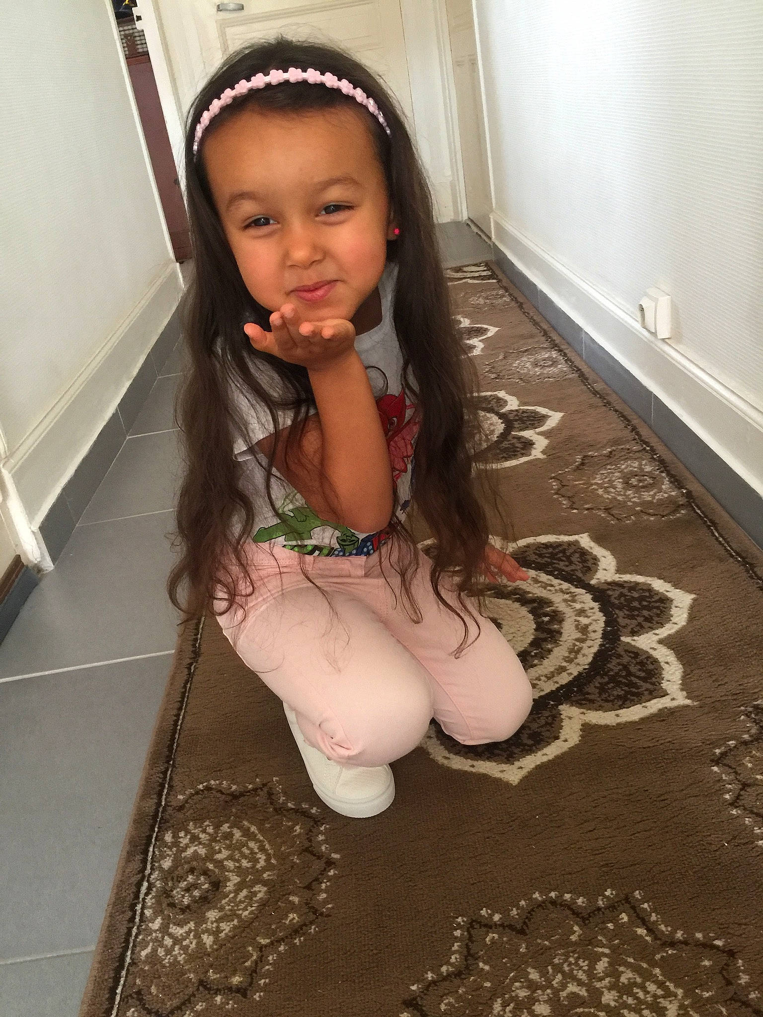 Rania participe au concours pour gagner de l'argent avec cette photo : cheek, child, child_model, fawn, floor, hair, hairstyle, leg, long_hair, person, play, sitting, skin, smile, toddler