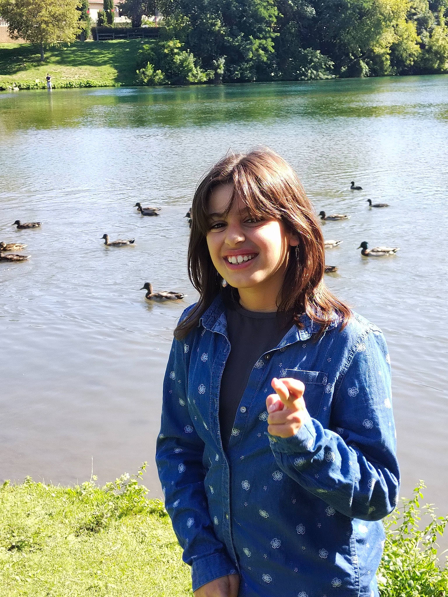 Kylia a rejoint le concours — aidez-le/la à gagner de superbes lots ! bird, body_of_water, botany, grass, green, happy, joy, lake, leaf, leisure, nature, people_in_nature, person, photograph, plant, sleeve, smile, tree, vertebrate, water