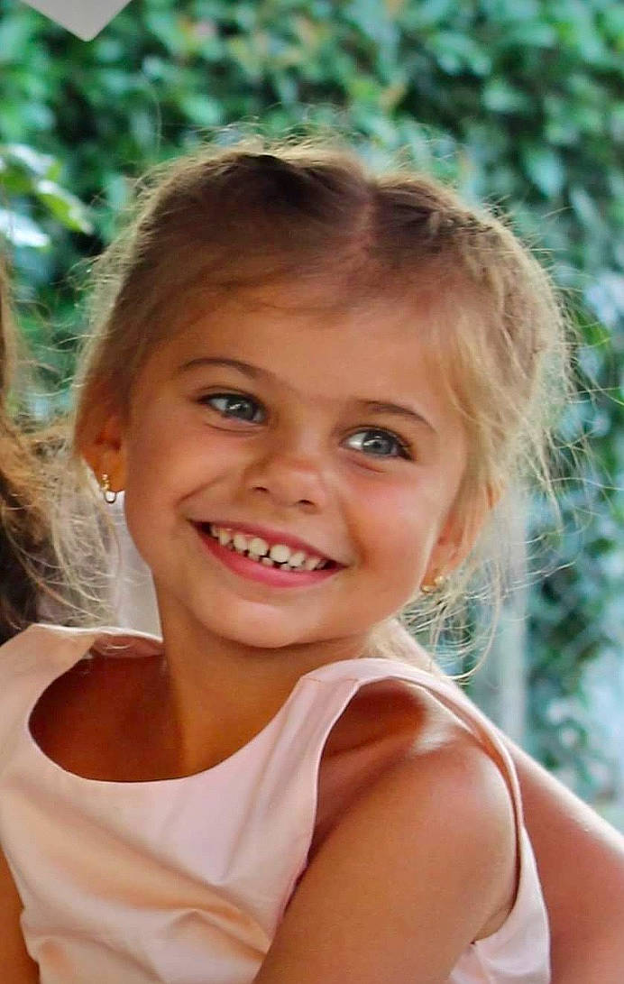 Adèle participe au concours pour gagner de l'argent avec cette photo : cheek, eyebrow, eyelash, face, flash_photography, grass, happy, iris, joy, leisure, lip, long_hair, nose, people_in_nature, person, plant, shoulder, skin, smile, toddler