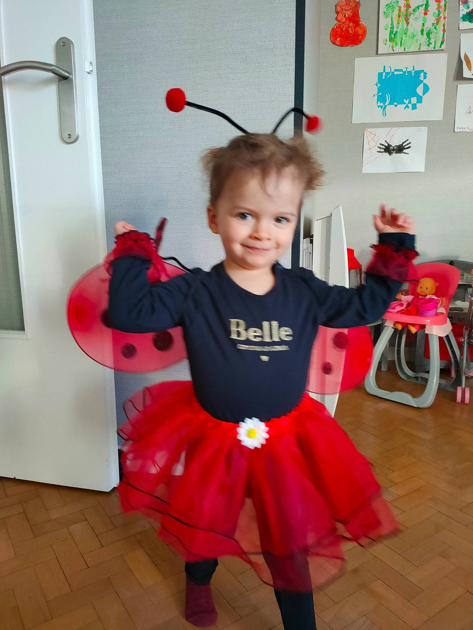 Cassie a rejoint le concours — aidez-le/la à gagner de superbes lots ! baby_toddler_clothing, child, costume, dress, entertainment, event, eye, fashion_accessory, flooring, fun, happy, hardwood, joy, magenta, person, pink, room, sitting, sleeve, smile