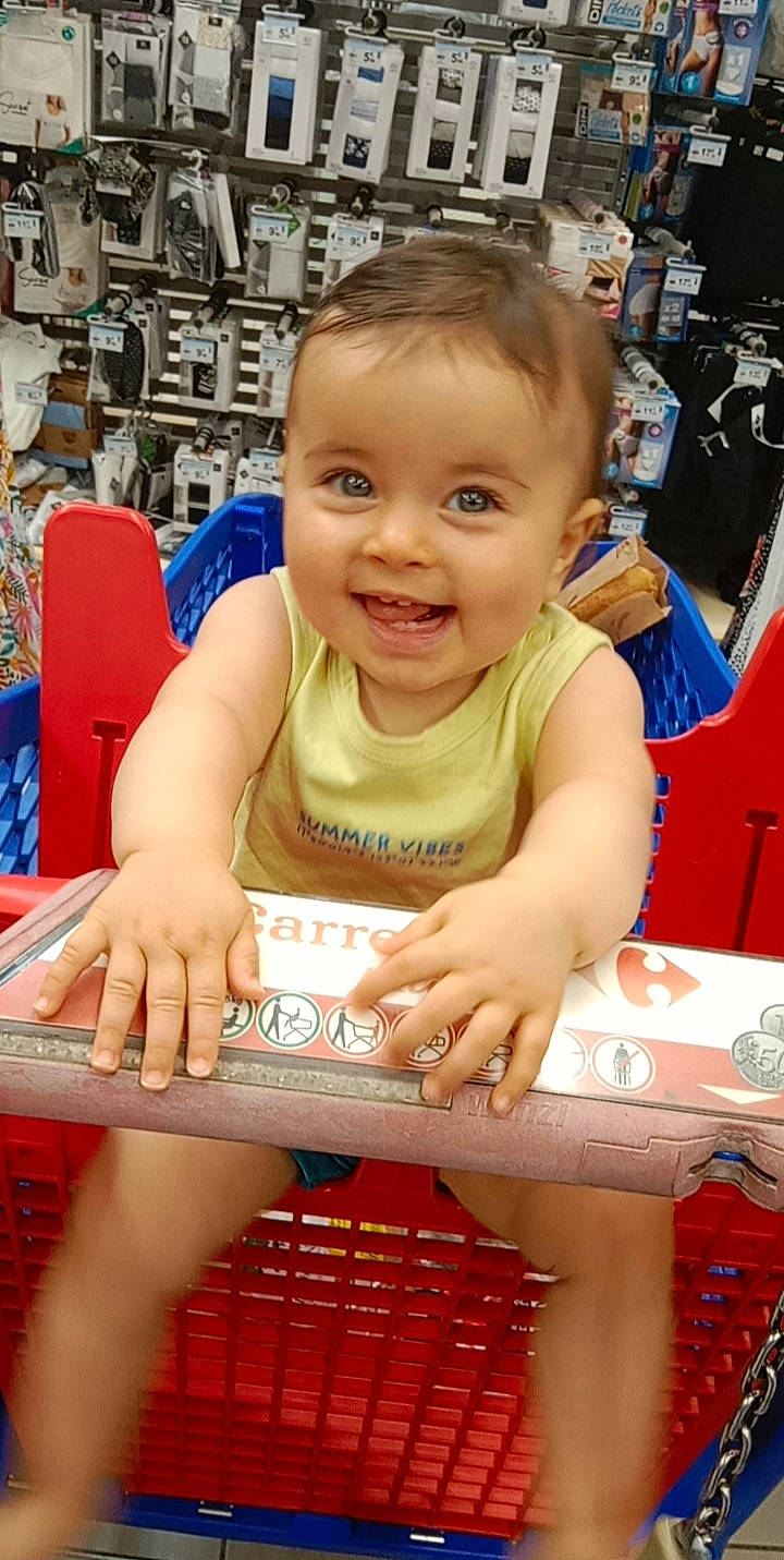 Hayden a rejoint le concours — aidez-le/la à gagner de superbes lots ! baby, baby_toddler_clothing, cheek, child, fun, happy, human_leg, joy, leisure, person, recreation, sitting, skin, smile, thigh, toddler, vacation