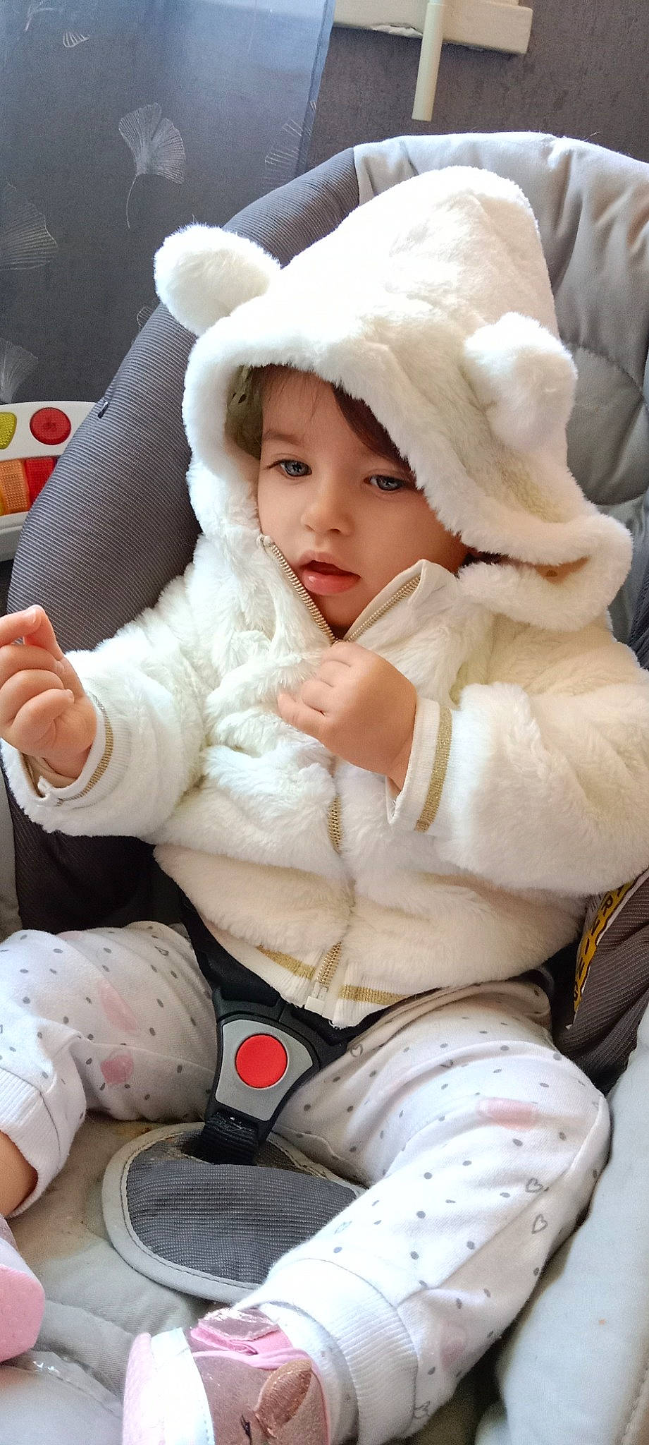 Hayden participe au concours pour gagner de l'argent avec cette photo : baby, baby_toddler_clothing, cap, cheek, child, citrus, clementine, comfort, eyelash, fur, fur_clothing, happy, headwear, orange, person, sitting, sleeve, tangelo, toddler, valencia_orange
