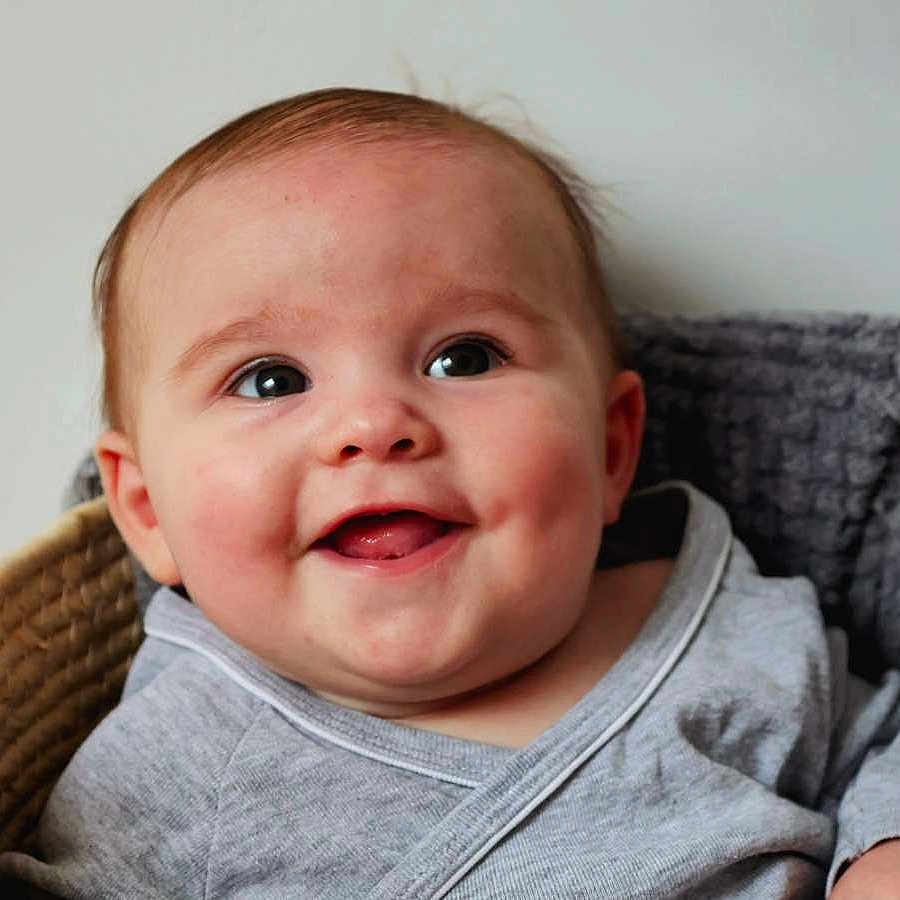 Amélia a rejoint le concours — aidez-le/la à gagner de superbes lots ! baby, basket, blanket, child, clothing, cozy, cute, expression, face, happy, indoors, infant, newborn, person, portrait, skin, smiling, soft, warm, young