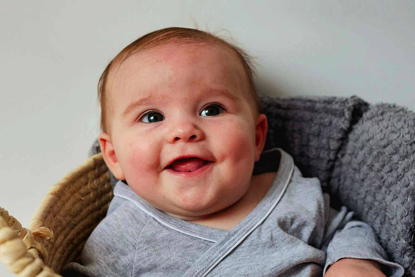 Amélia a rejoint le concours — aidez-le/la à gagner de superbes lots ! baby, smiling, face, infant, basket, blanket, clothing, happy, child, cute, portrait, indoors, newborn, soft, cozy, warm, expression, skin, person, young