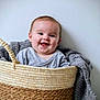 Amélia a rejoint le concours — aidez-le/la à gagner de superbes lots ! baby, basket, blanket, smiling, infant, cute, face, child, happy, woven_basket, gray_blanket, indoors, portrait, cheerful, sitting, cozy, young_child, head, person, expression