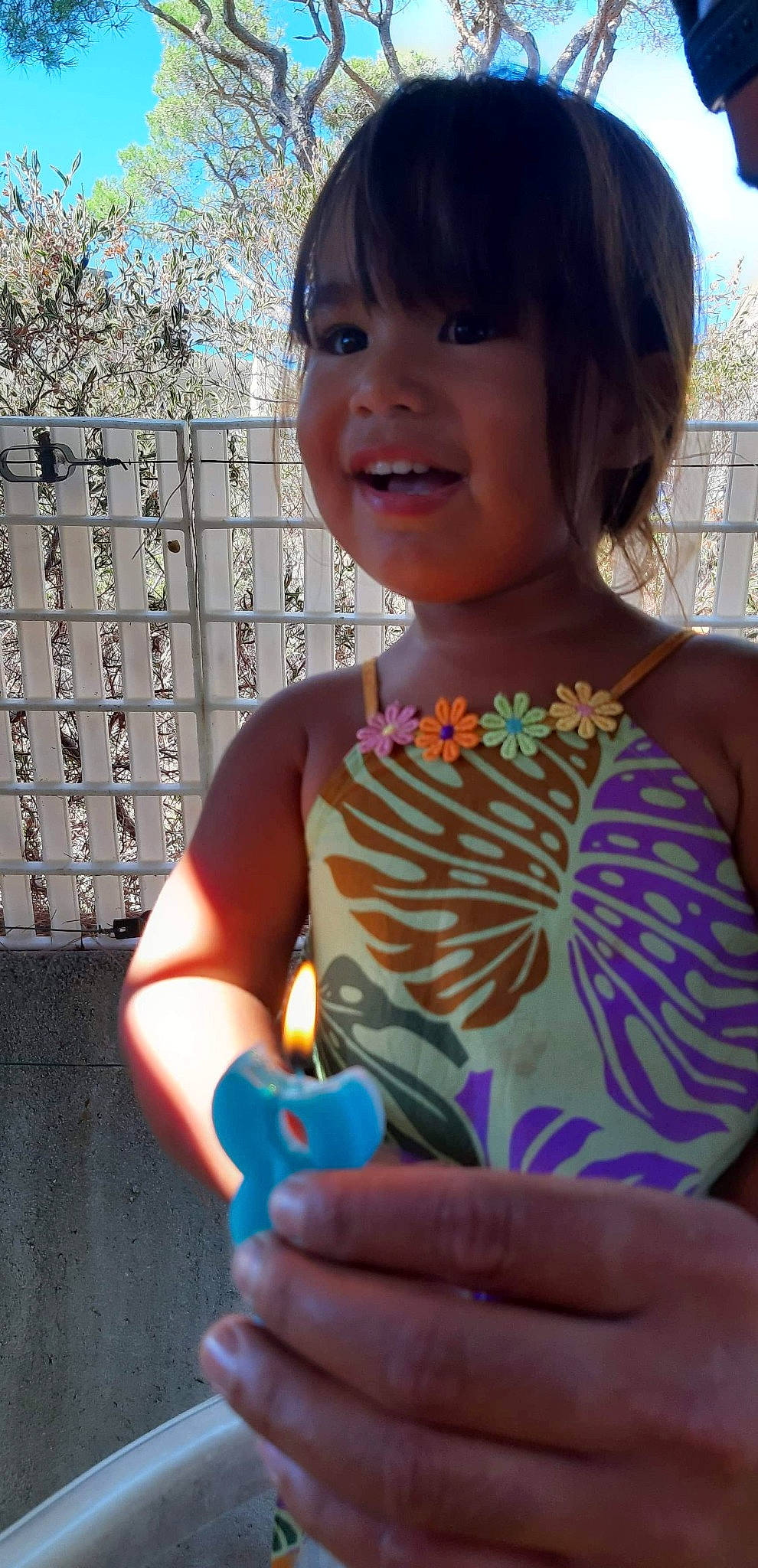 Melia participe au concours pour gagner de l'argent avec cette photo : arm, blue, cool, finger, happy, human, joint, joy, leisure, muscle, neck, people, person, pink, shoulder, skin, smile, t_shirt, thumb, tree