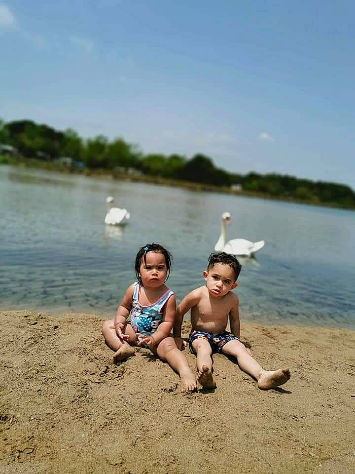 Melia participe au concours pour gagner de l'argent avec cette photo : barefoot, beach, body_of_water, cloud, coastal_and_oceanic_landforms, foot, grass, happy, human_leg, lake, landscape, leisure, people_in_nature, people_on_beach, person, plant, recreation, sky, thigh, tree