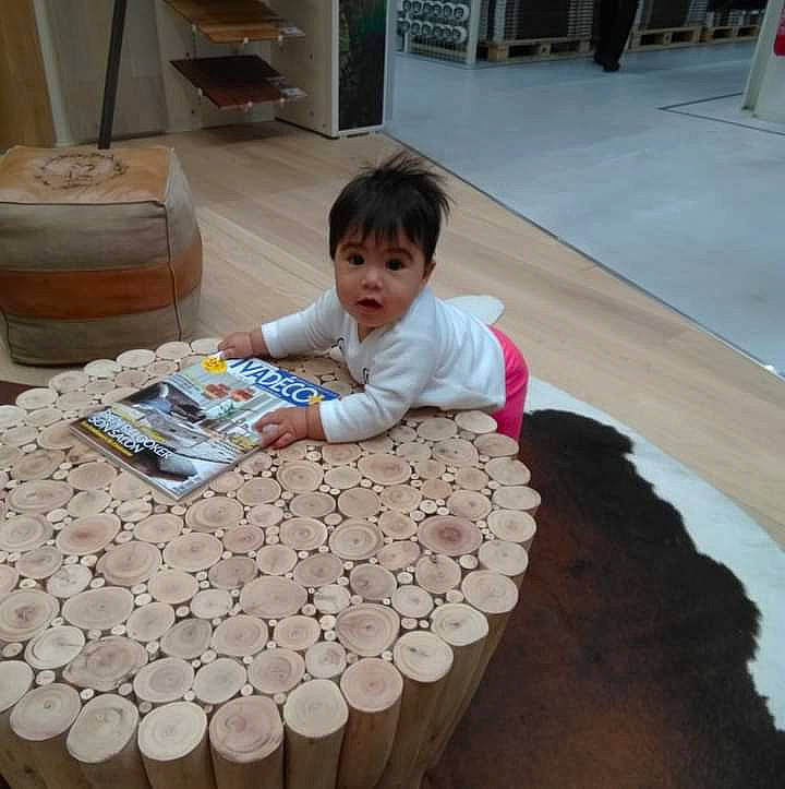 Melia participe au concours pour gagner de l'argent avec cette photo : baby, baby_toddler_clothing, barrel, child, comfort, floor, flooring, fun, hairstyle, hardwood, leisure, person, play, room, shipping_box, sitting, soil, surprise, t_shirt, table